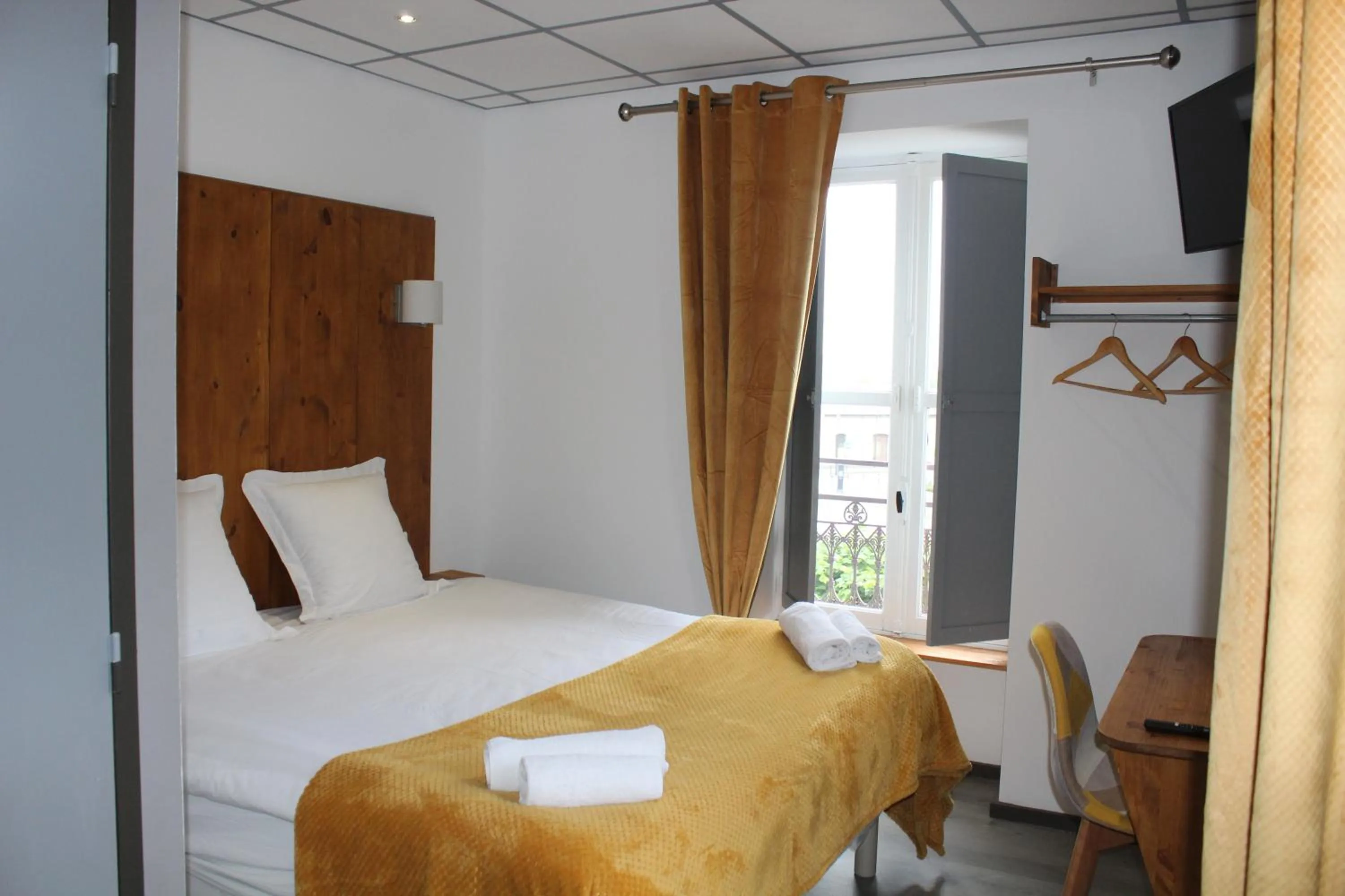 Bed in Le Central Hôtel-Bar