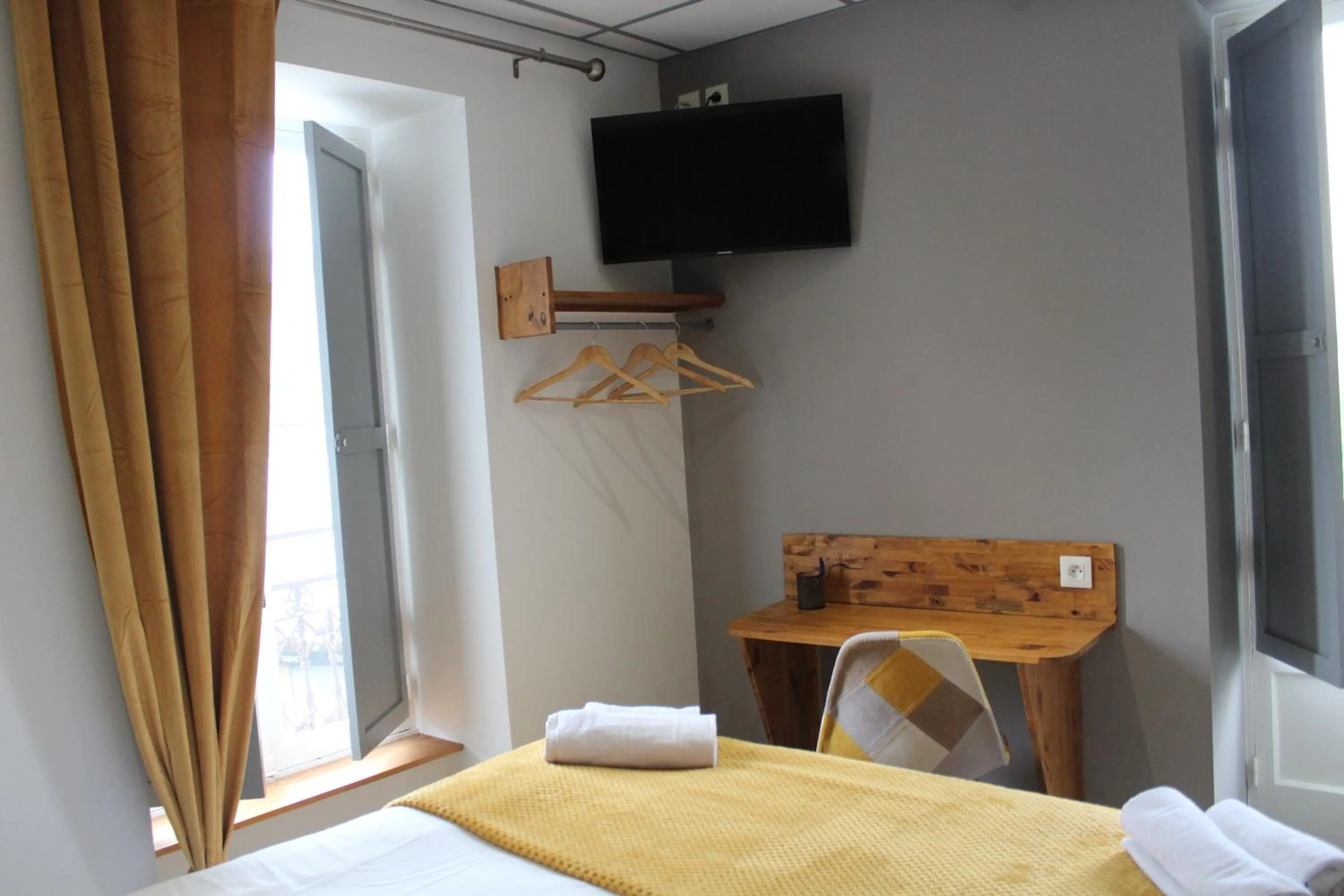 Bed in Le Central Hôtel-Bar