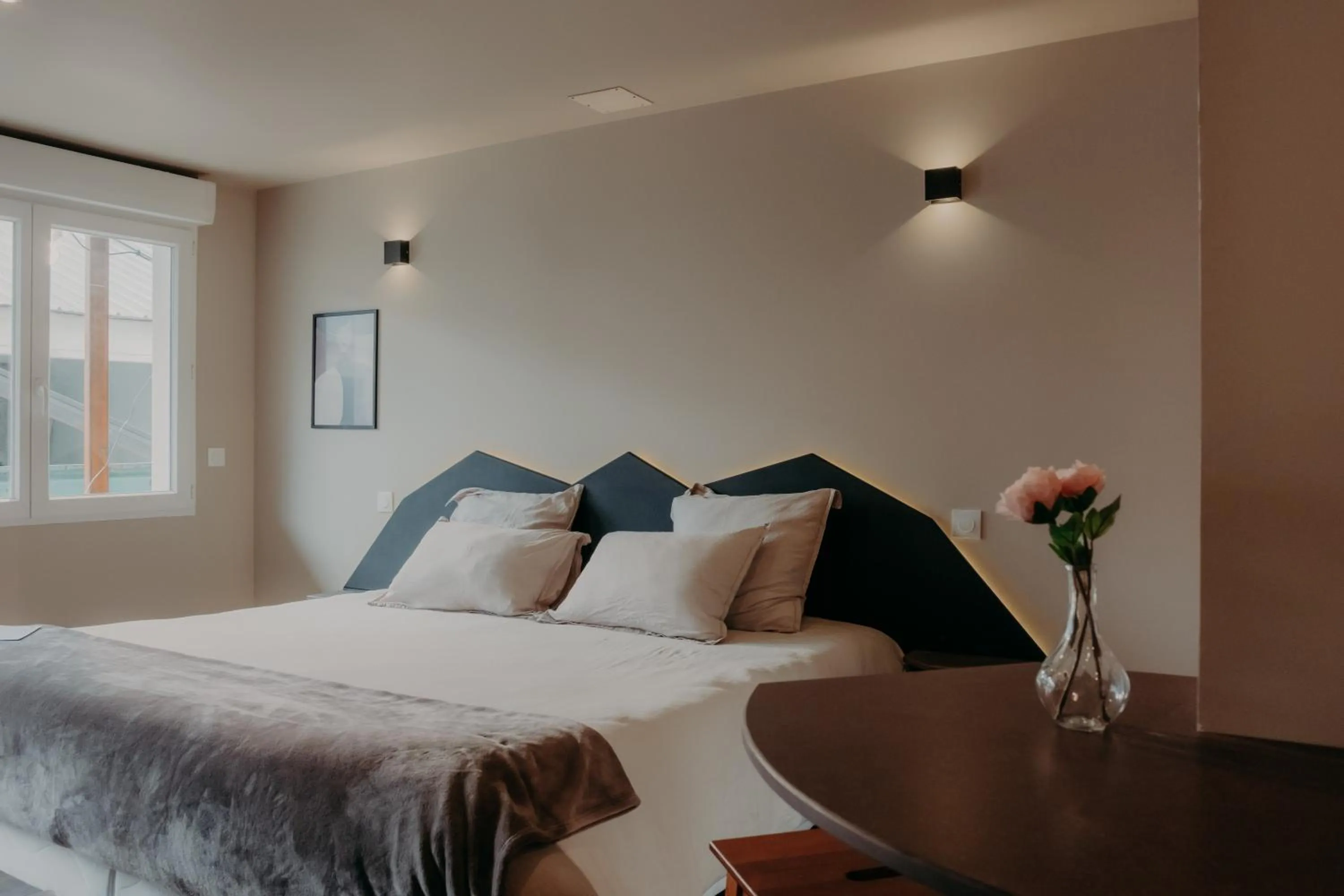 Bed in Le Central Hôtel-Bar