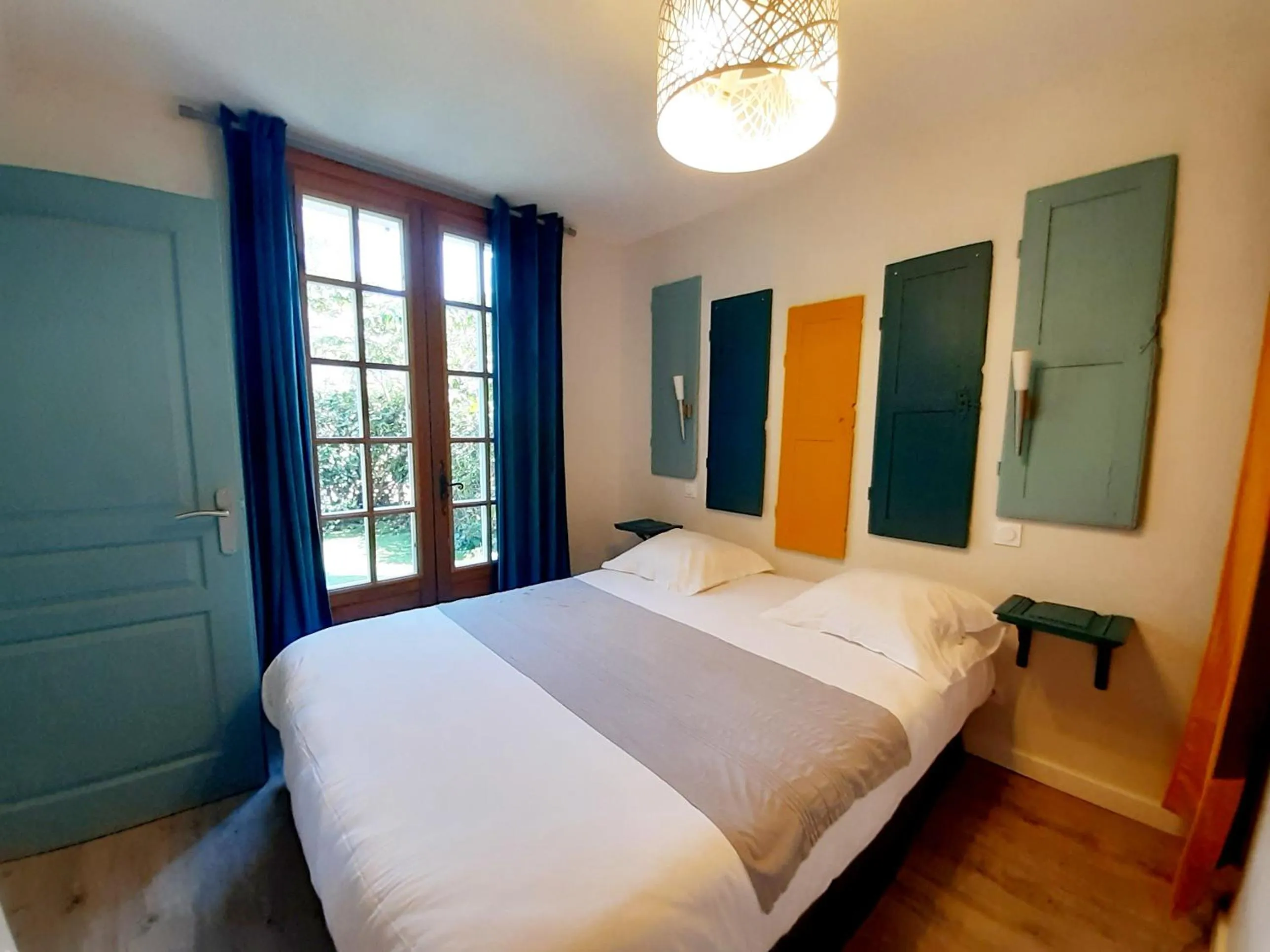 Bedroom, Bed in Logis Domaine de Peyrolade