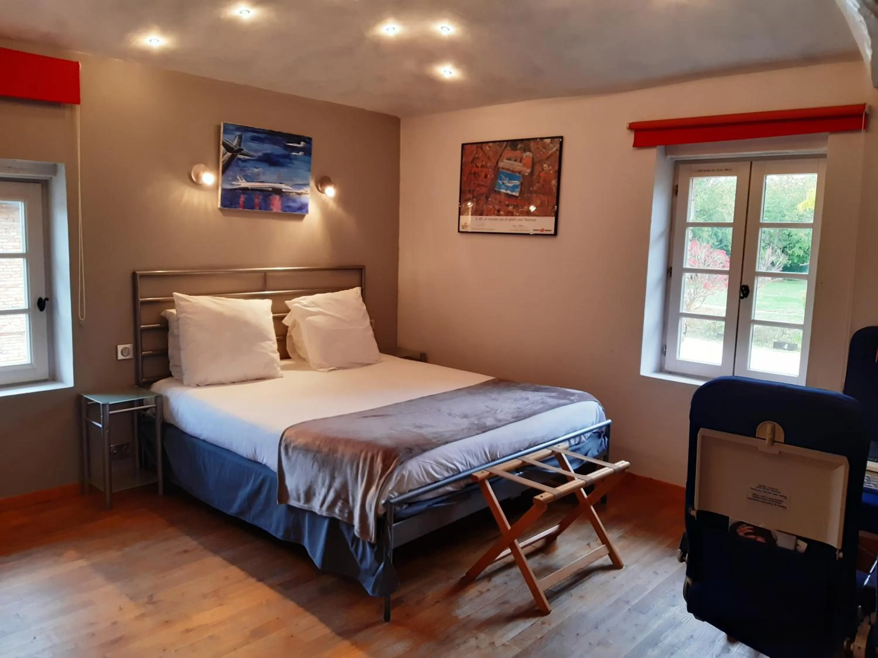 Photo of the whole room, Bed in Logis Domaine de Peyrolade