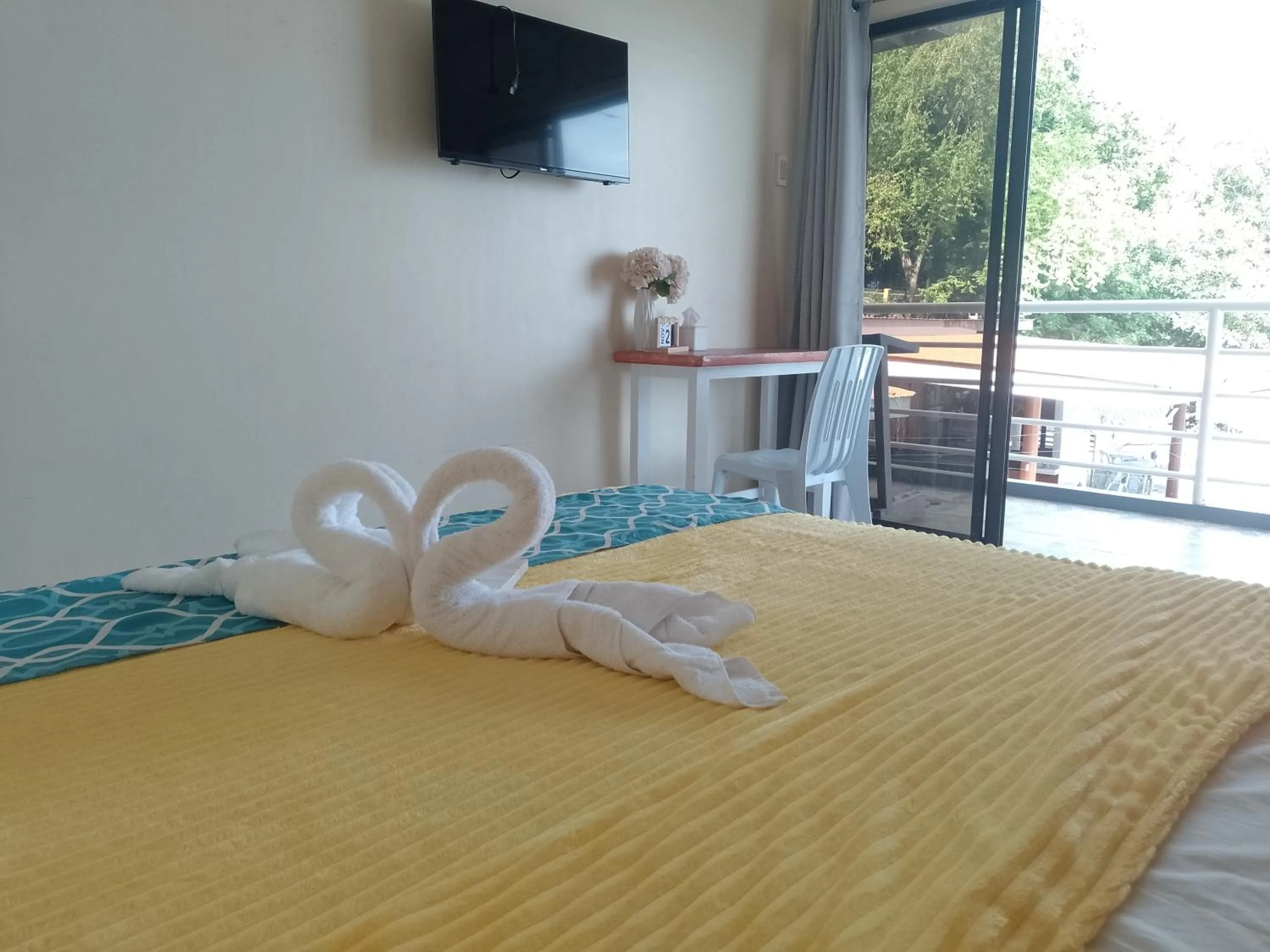 Bed in Angler's Hub & Resort Oslob