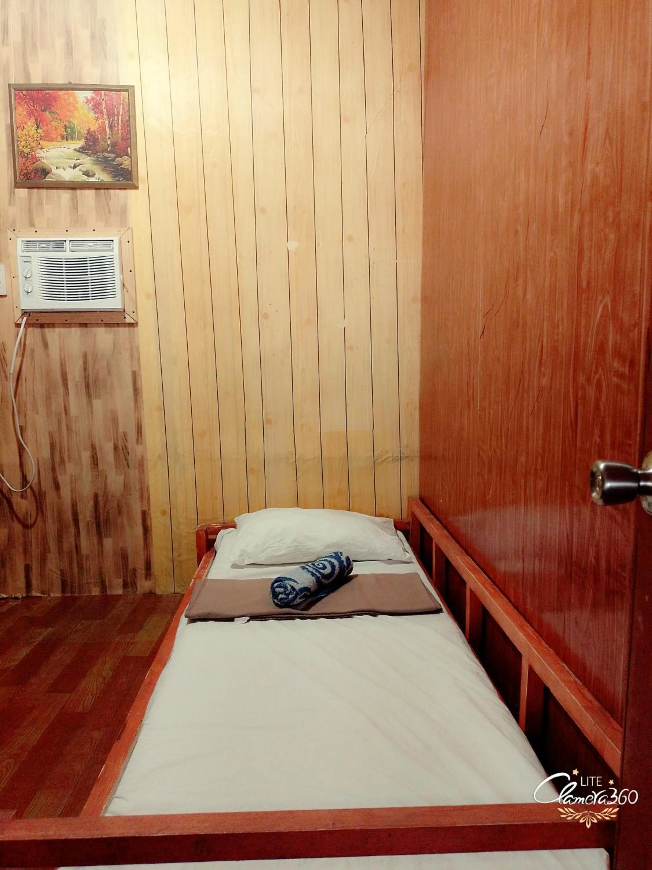 Bed in Angler's Hub & Resort Oslob