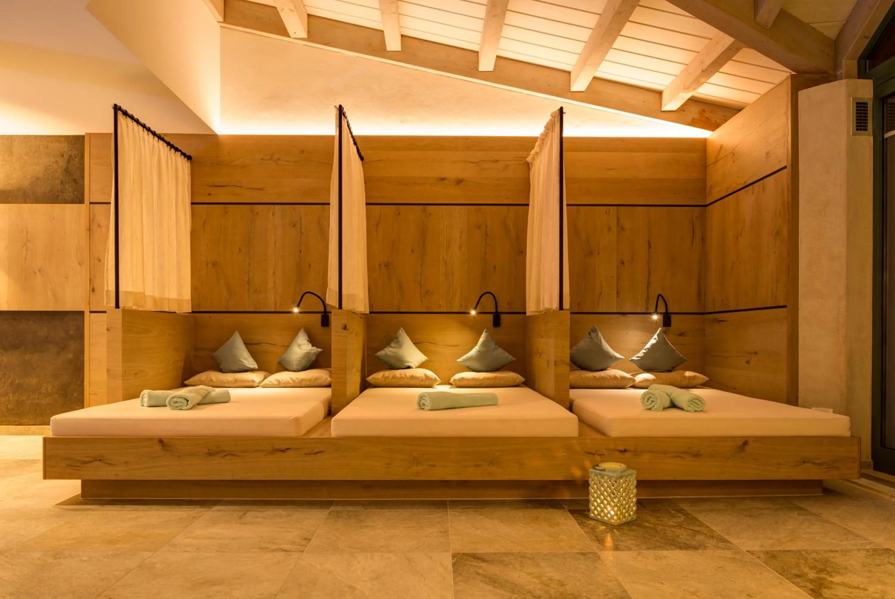 Swimming pool, Bed in Hotel Burggräflerhof