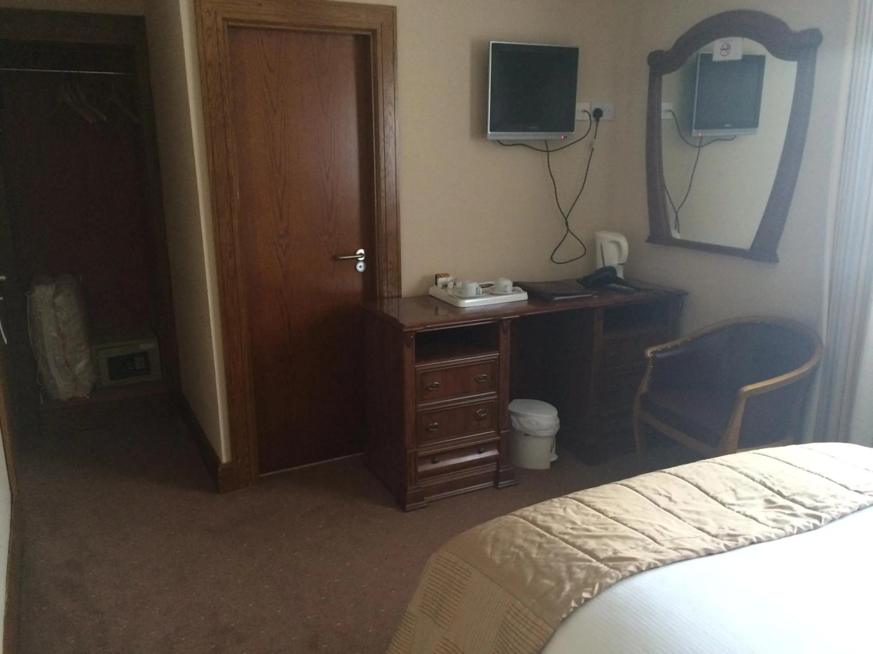 Coffee/tea facilities, Bed in The Horse and Hound Hotel