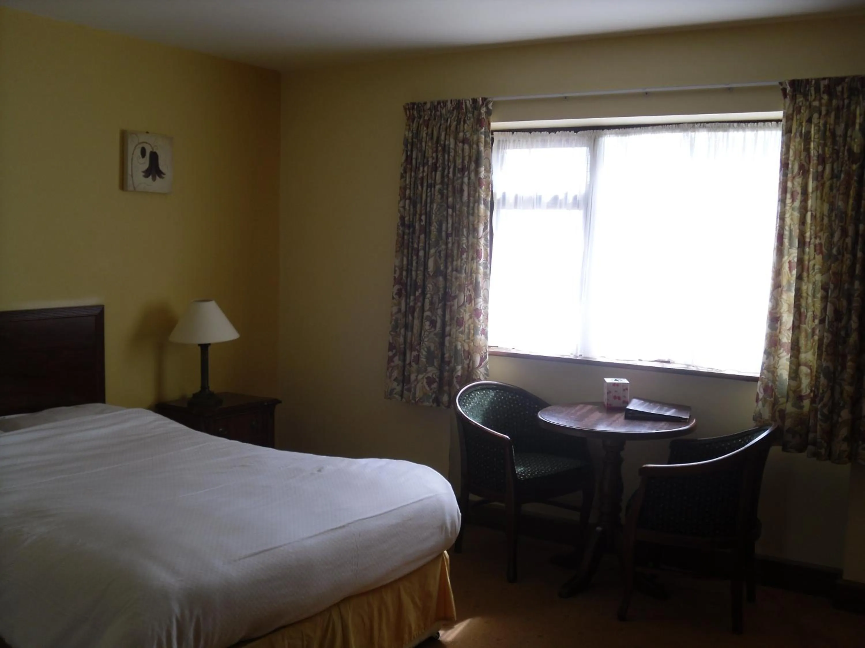 Seating area, Bed in The Horse and Hound Hotel