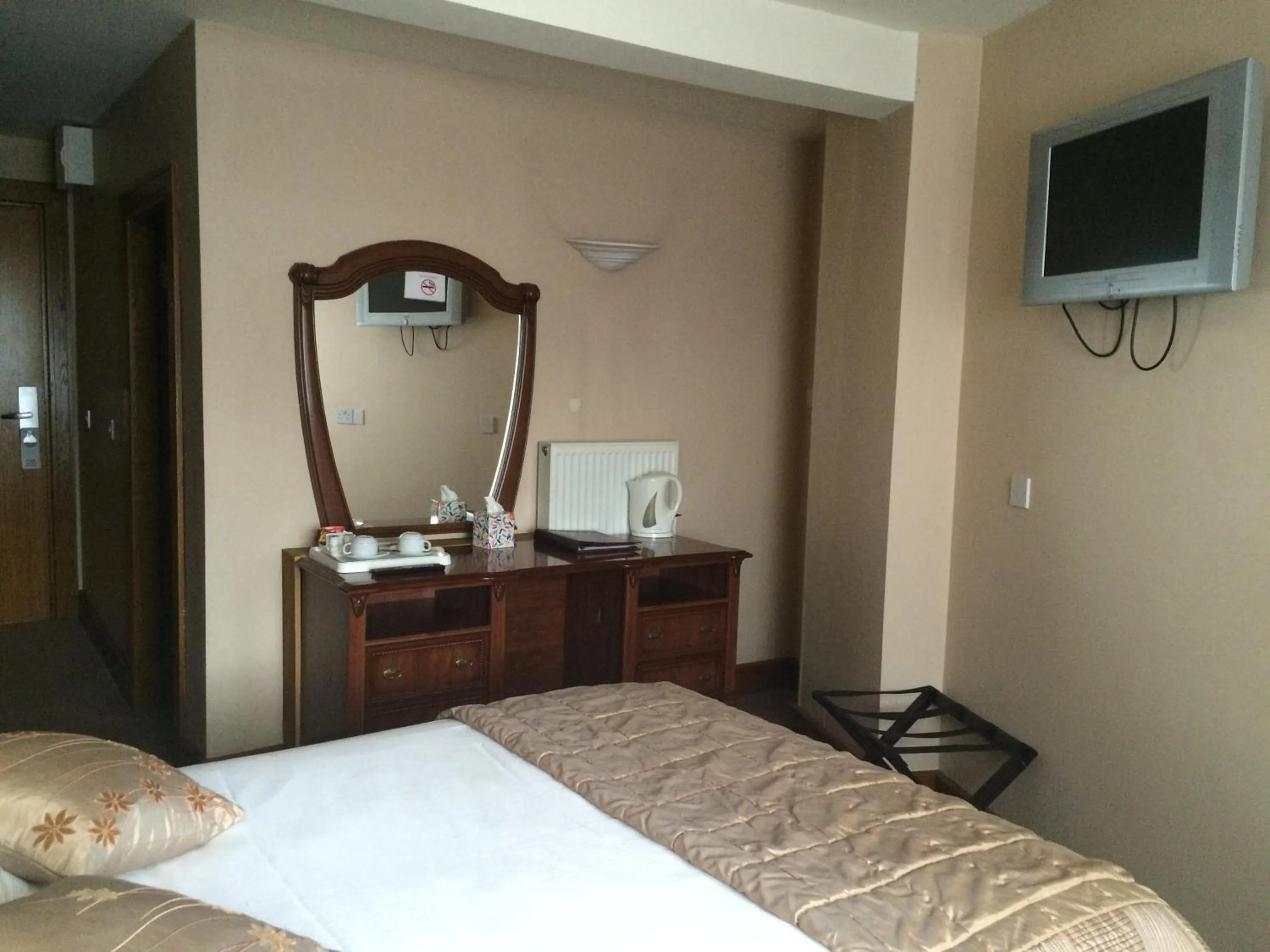 Coffee/tea facilities, Bed in The Horse and Hound Hotel