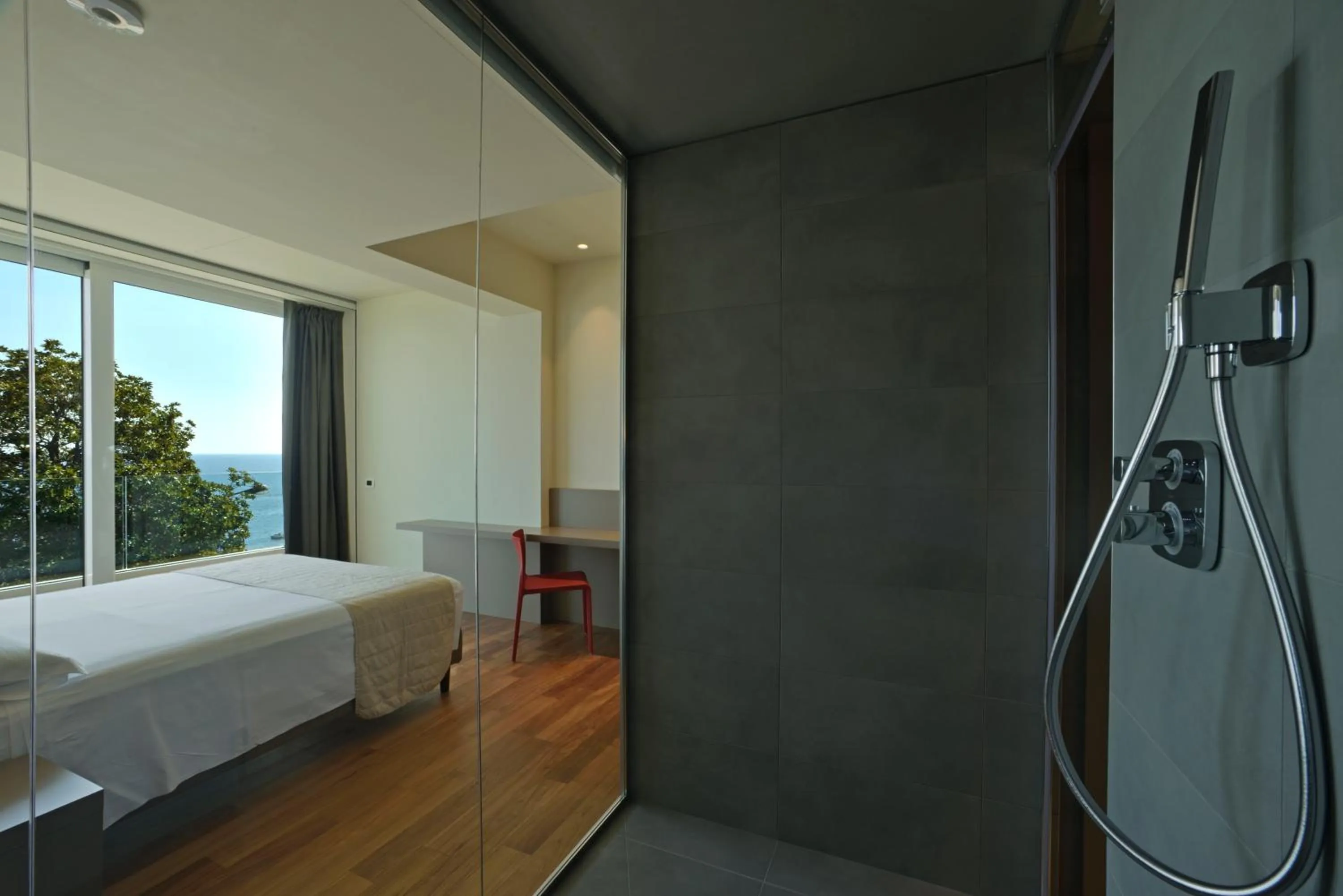 Bathroom, Bed in Hotel Le Roi