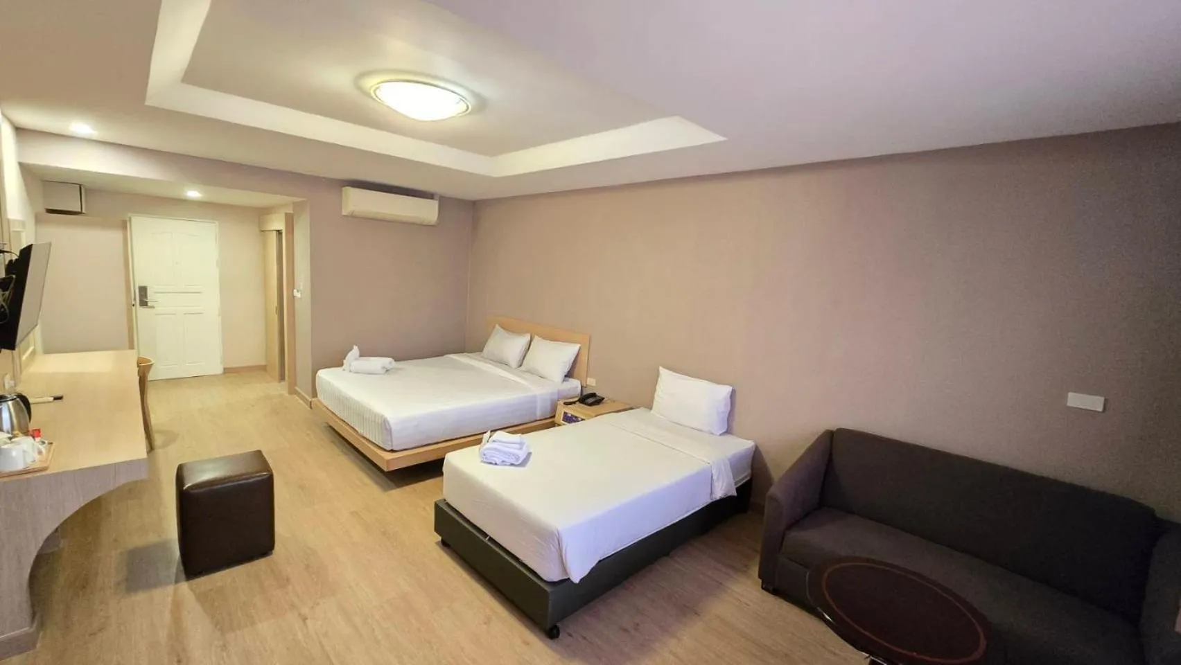 Seating area, Bed in Grand Tara Garden Thai Hotel