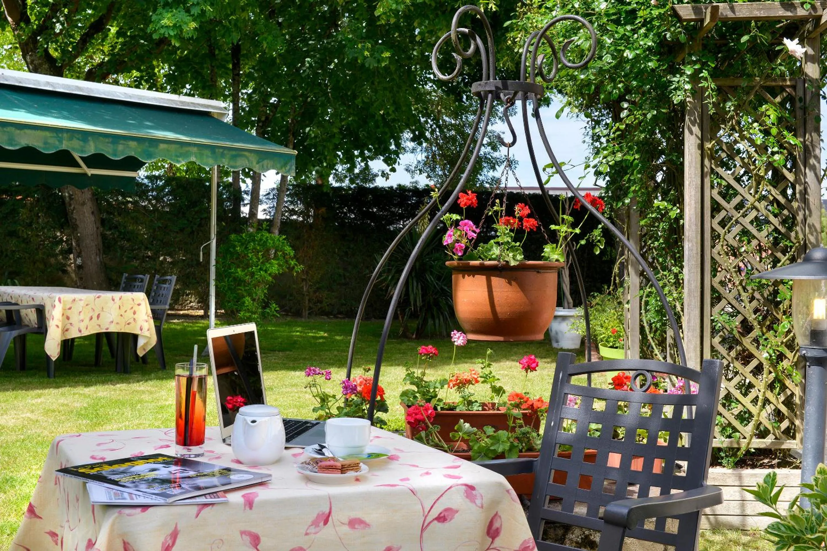 Garden in Logis Hôtels Restaurant Le Dauphin