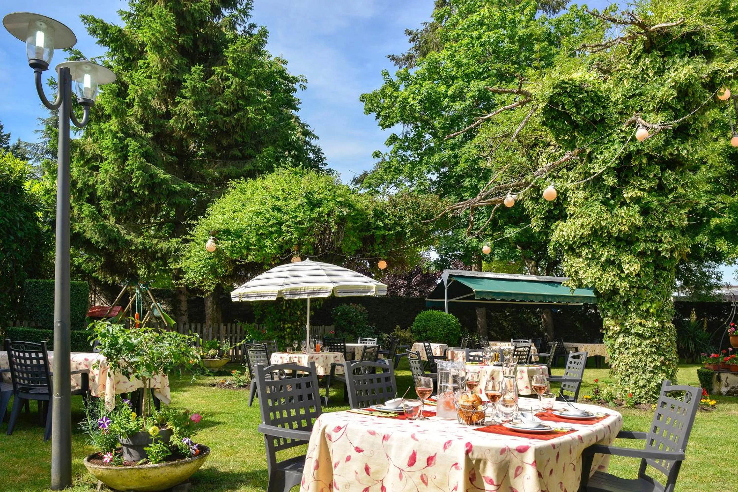 Logis Hôtels Restaurant Le Dauphin