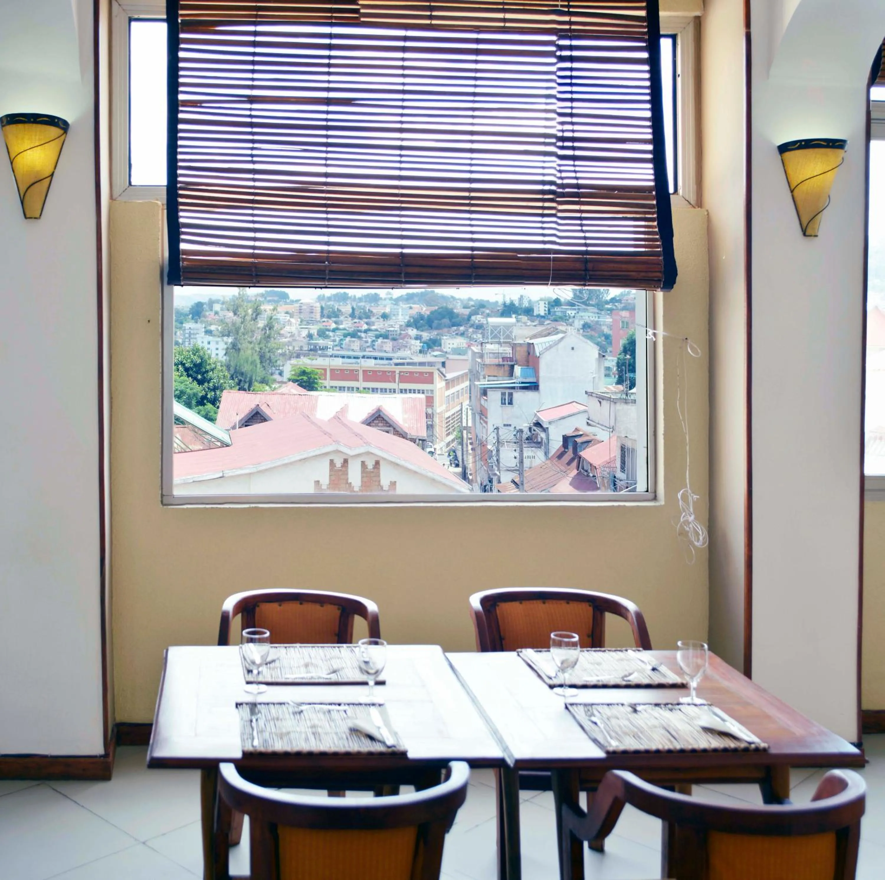 Restaurant/places to eat in A l'hotel