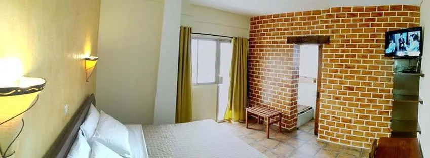 Photo of the whole room, Bed in A l'hotel