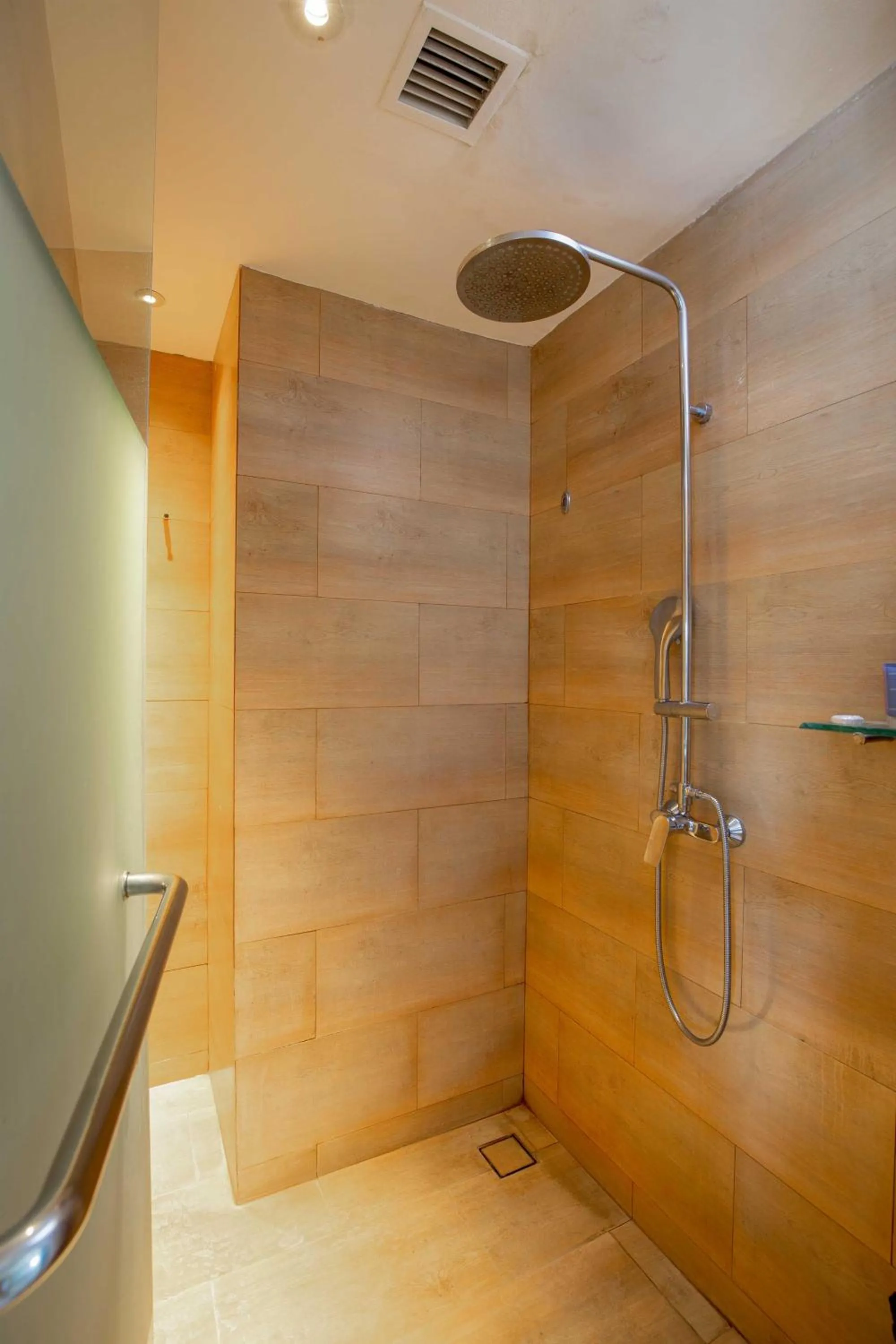 Shower in THE HAVEN Bali Seminyak