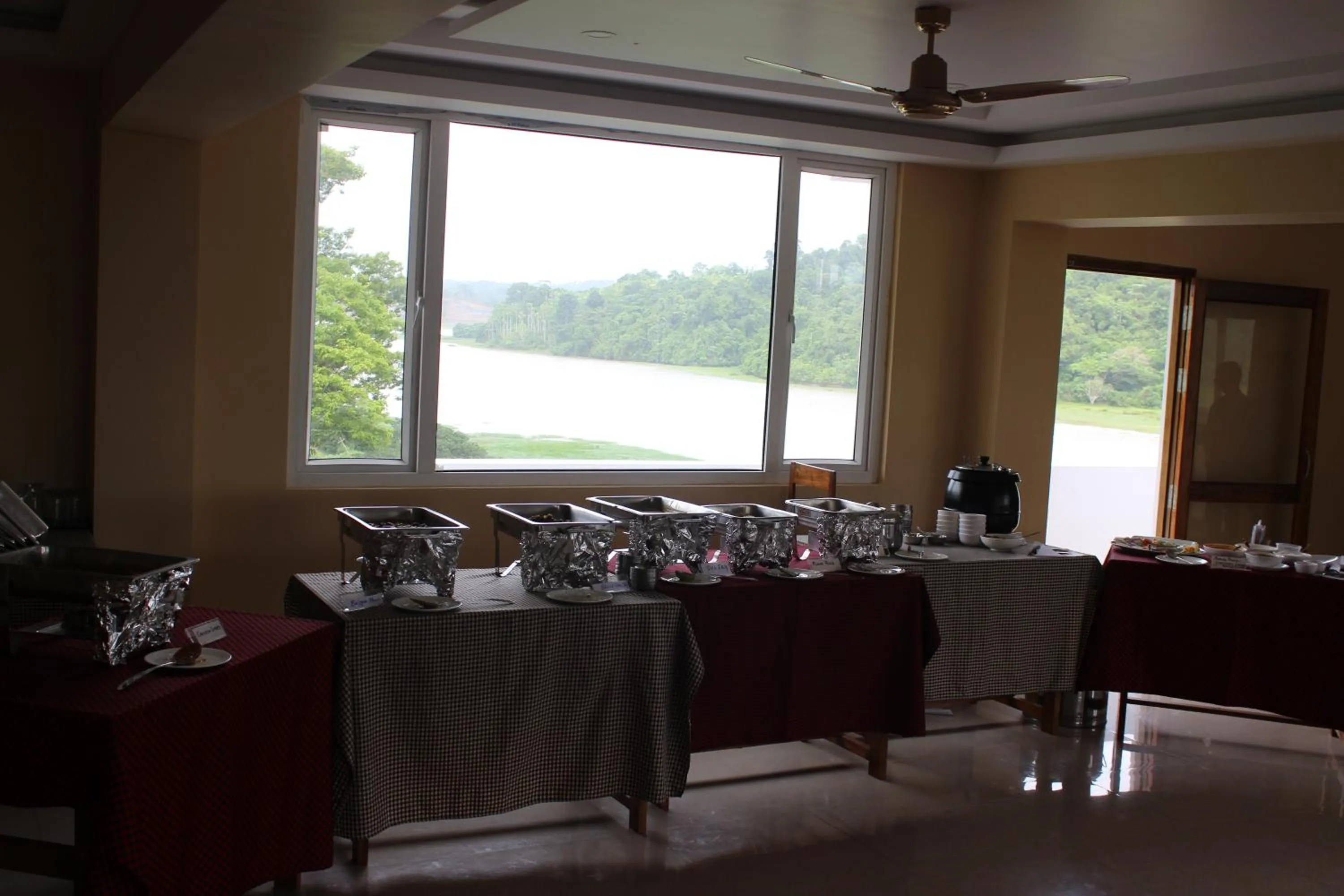 Restaurant/places to eat in The White Coral