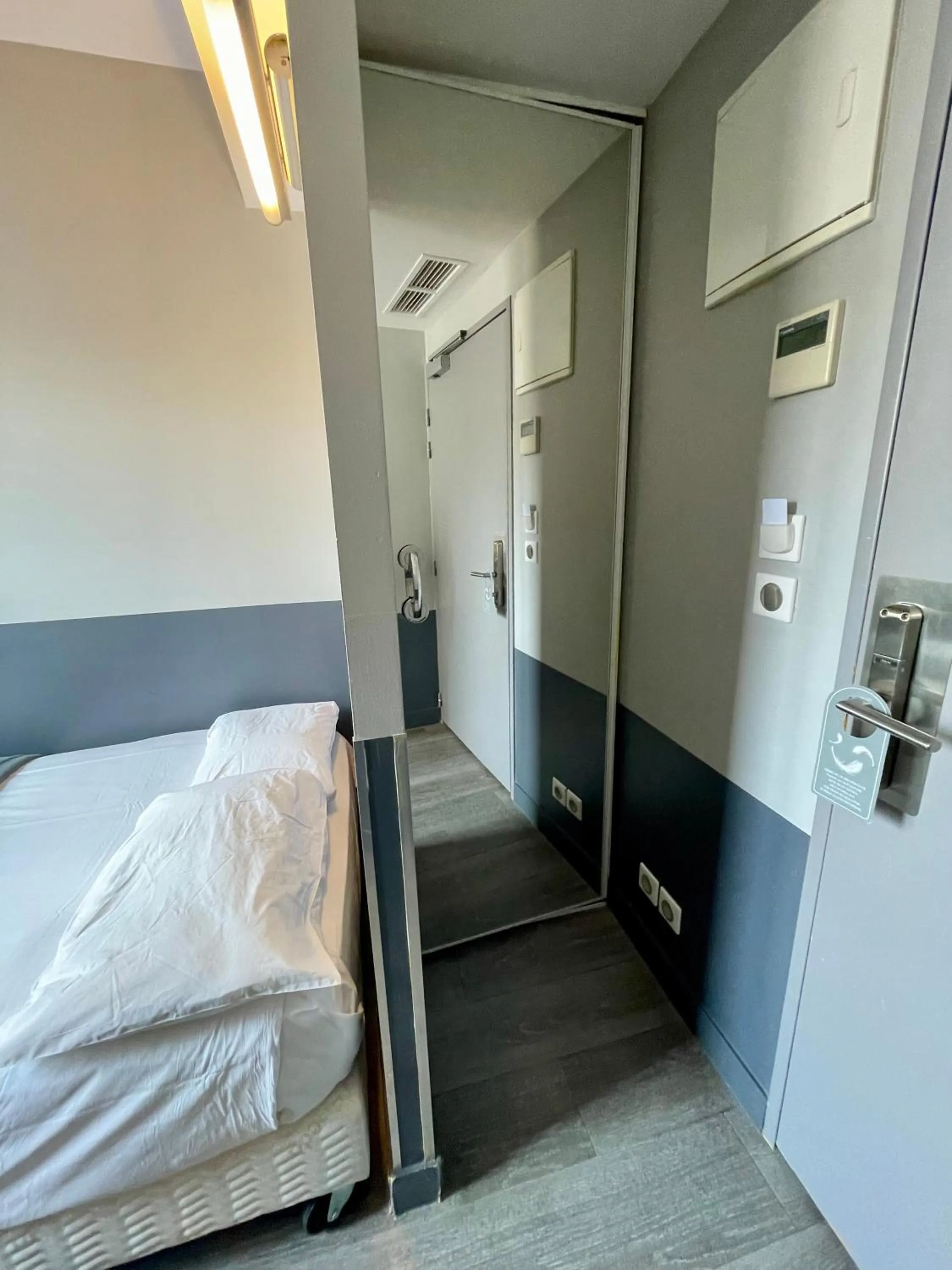 storage, Bed in Hôtel De Paris