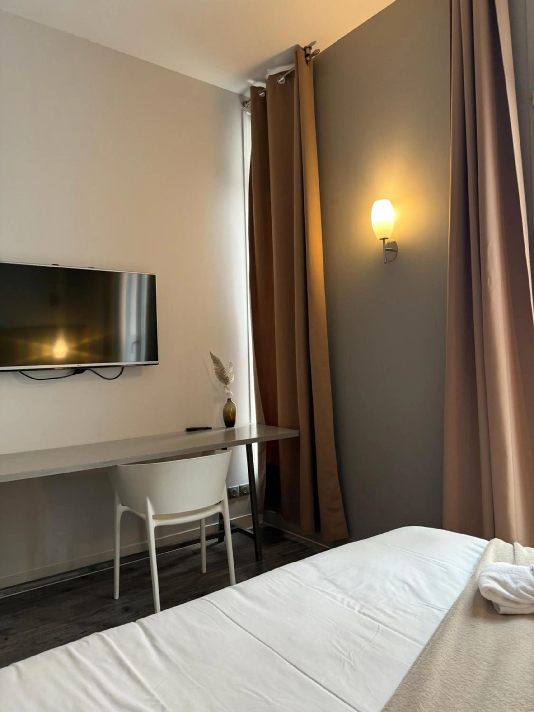 Seating area, Bed in Hôtel De Paris