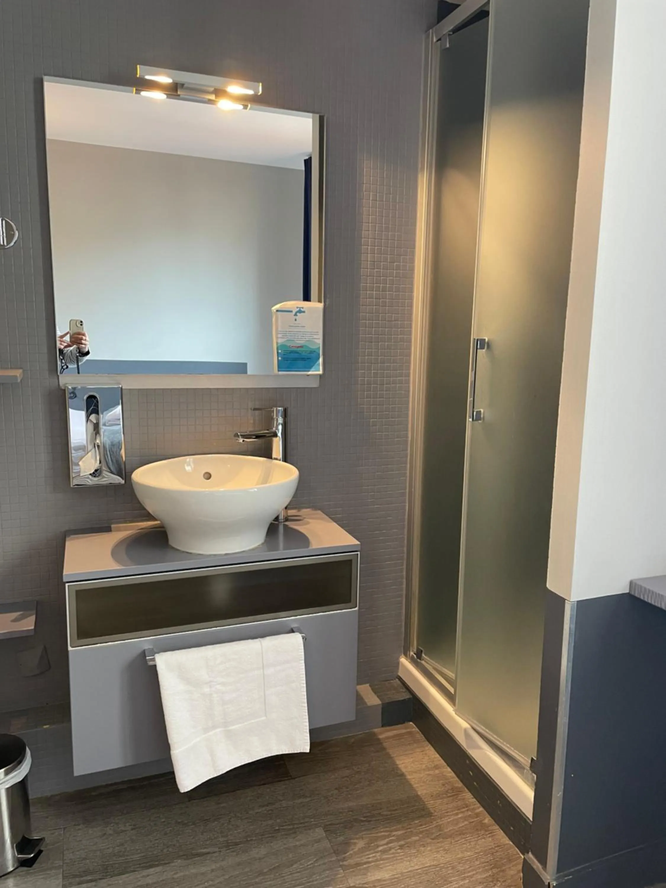 Shower in Hôtel De Paris