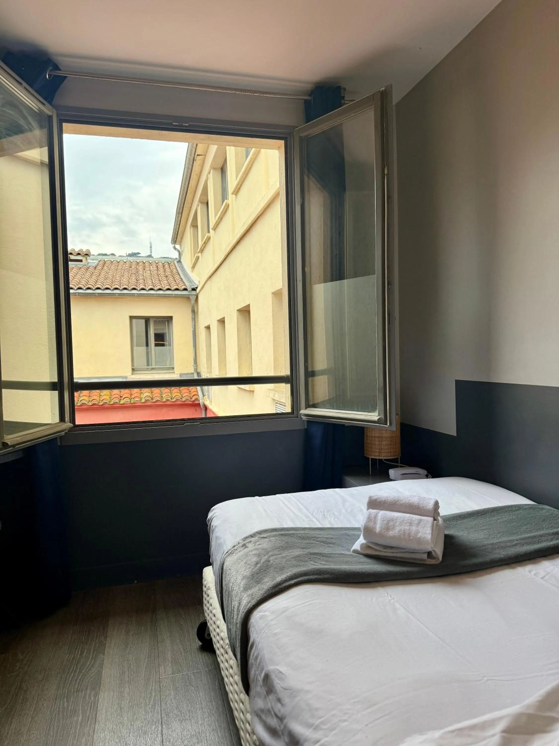 Photo of the whole room, Bed in Hôtel De Paris