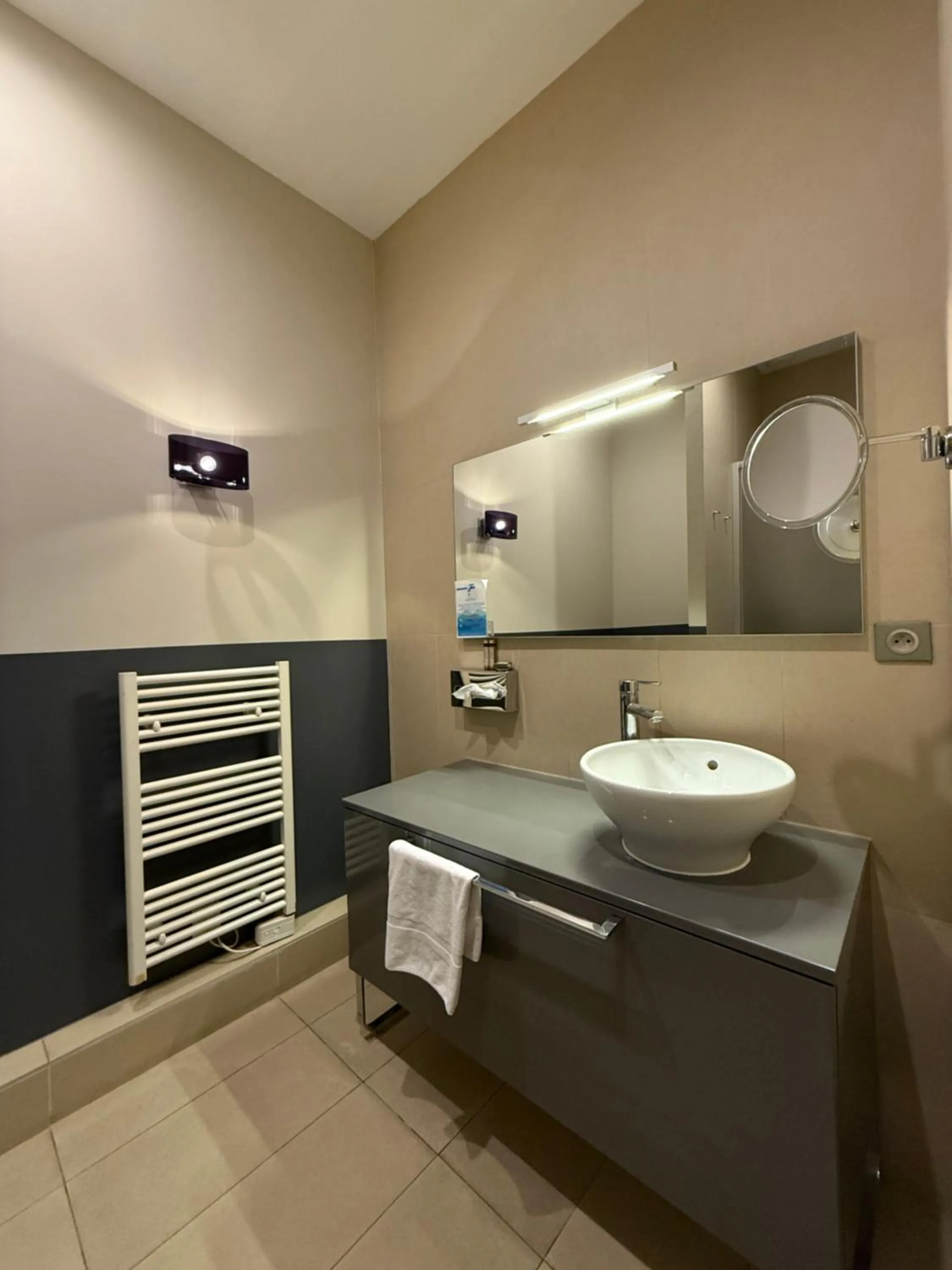 Bathroom in Hôtel De Paris