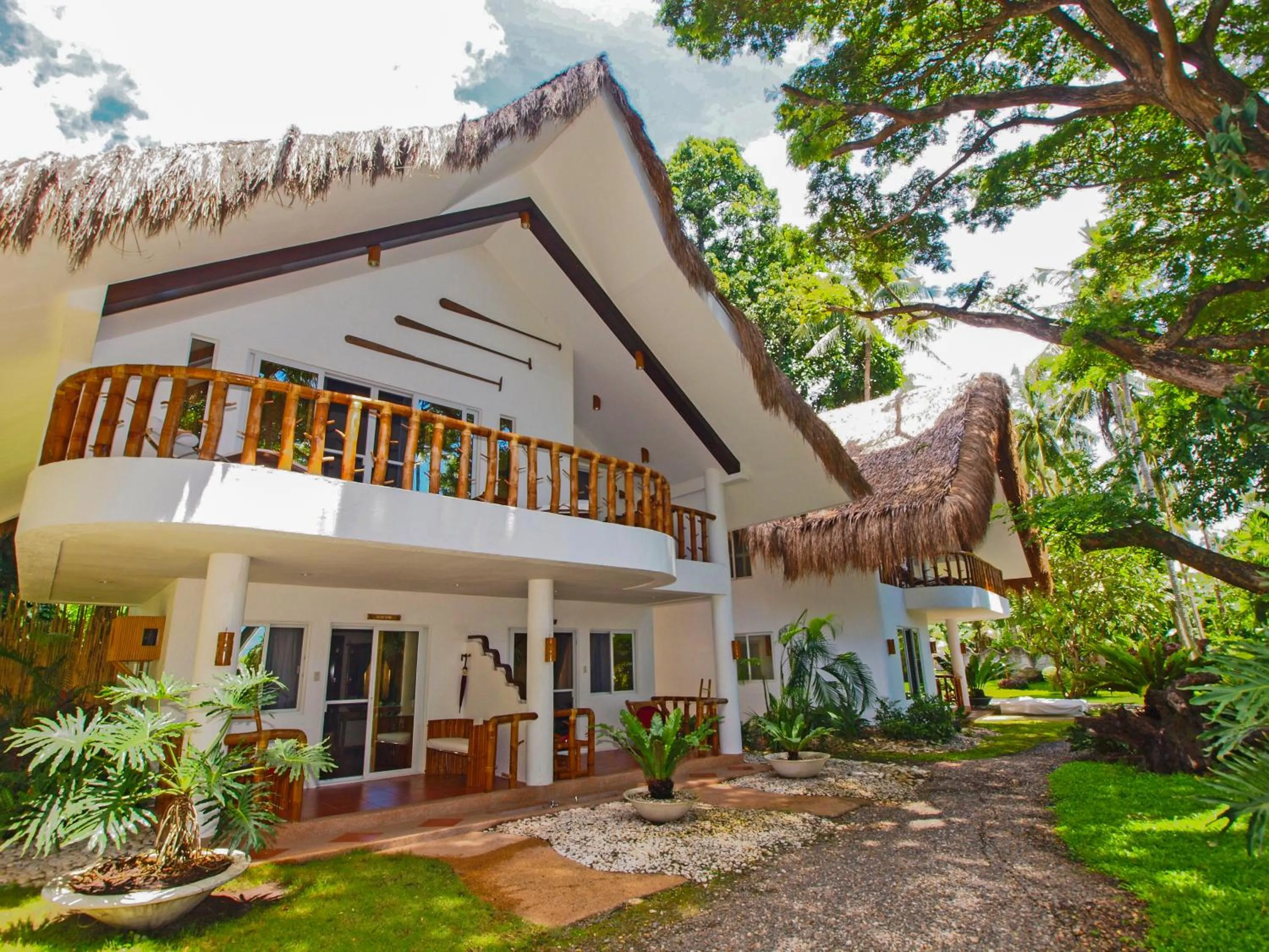 Property building in Pura Vida Beach & Dive Resort