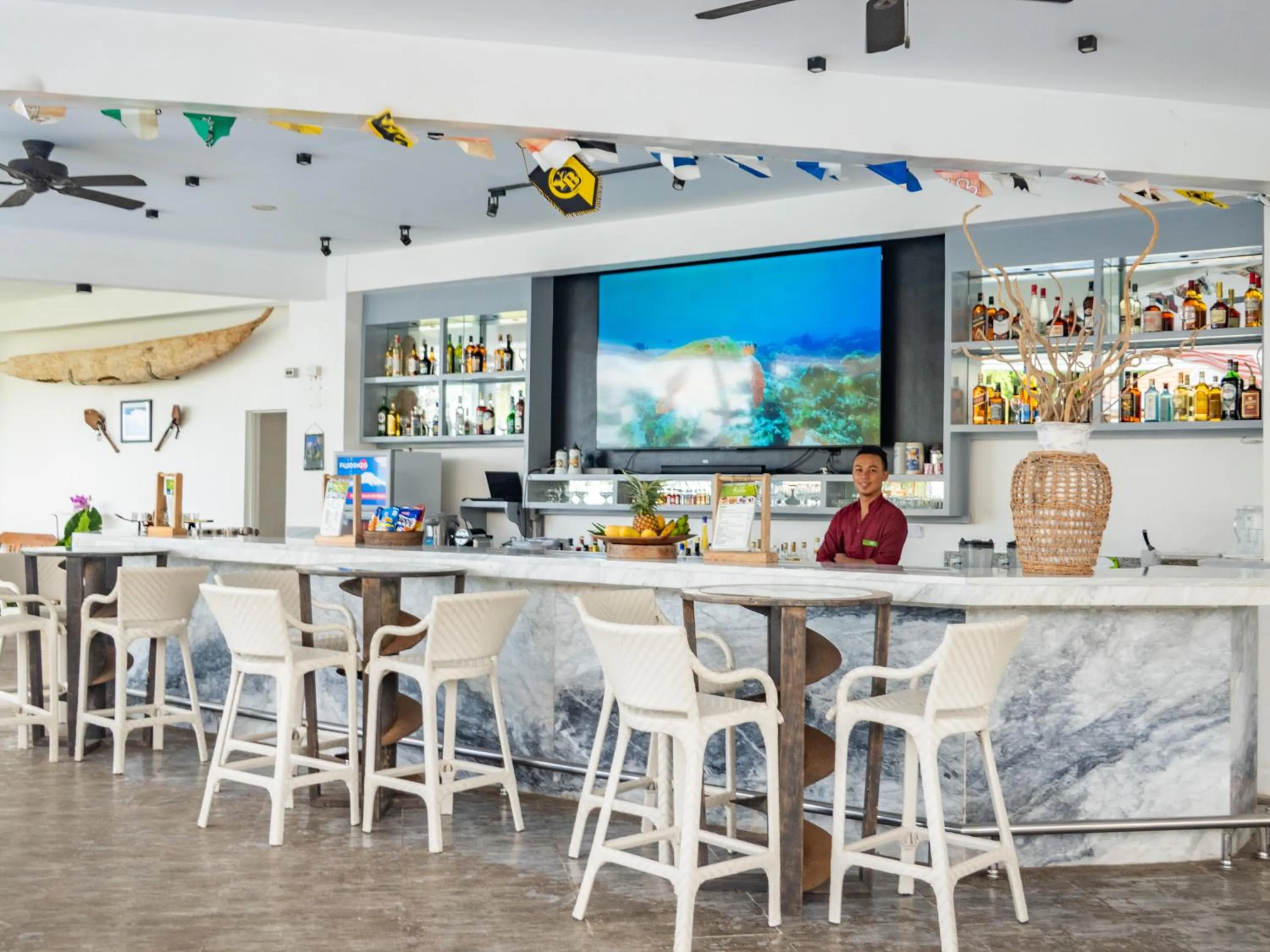 Lounge or bar in Pura Vida Beach & Dive Resort