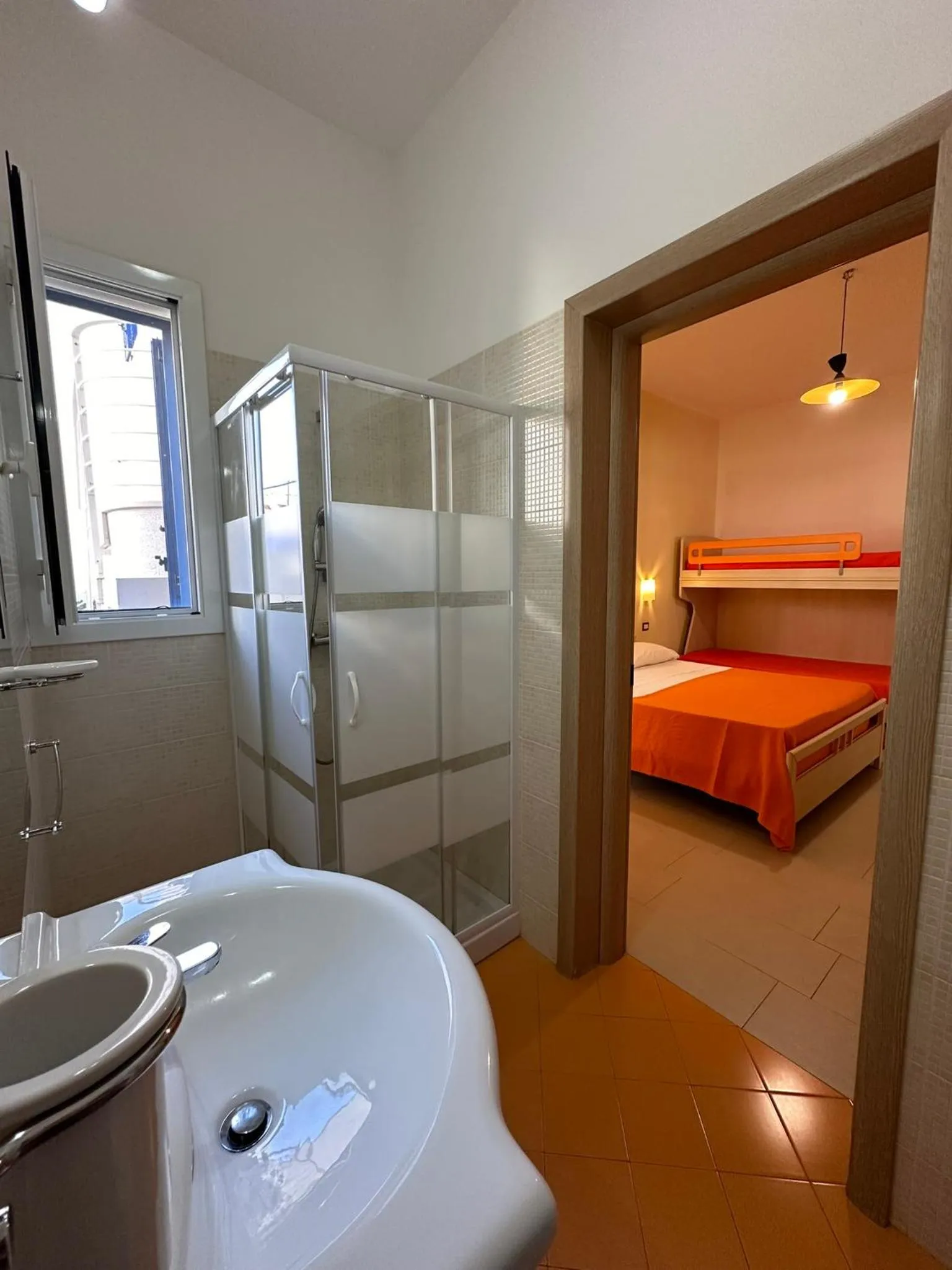 Shower, Bed in A due passi dal mare