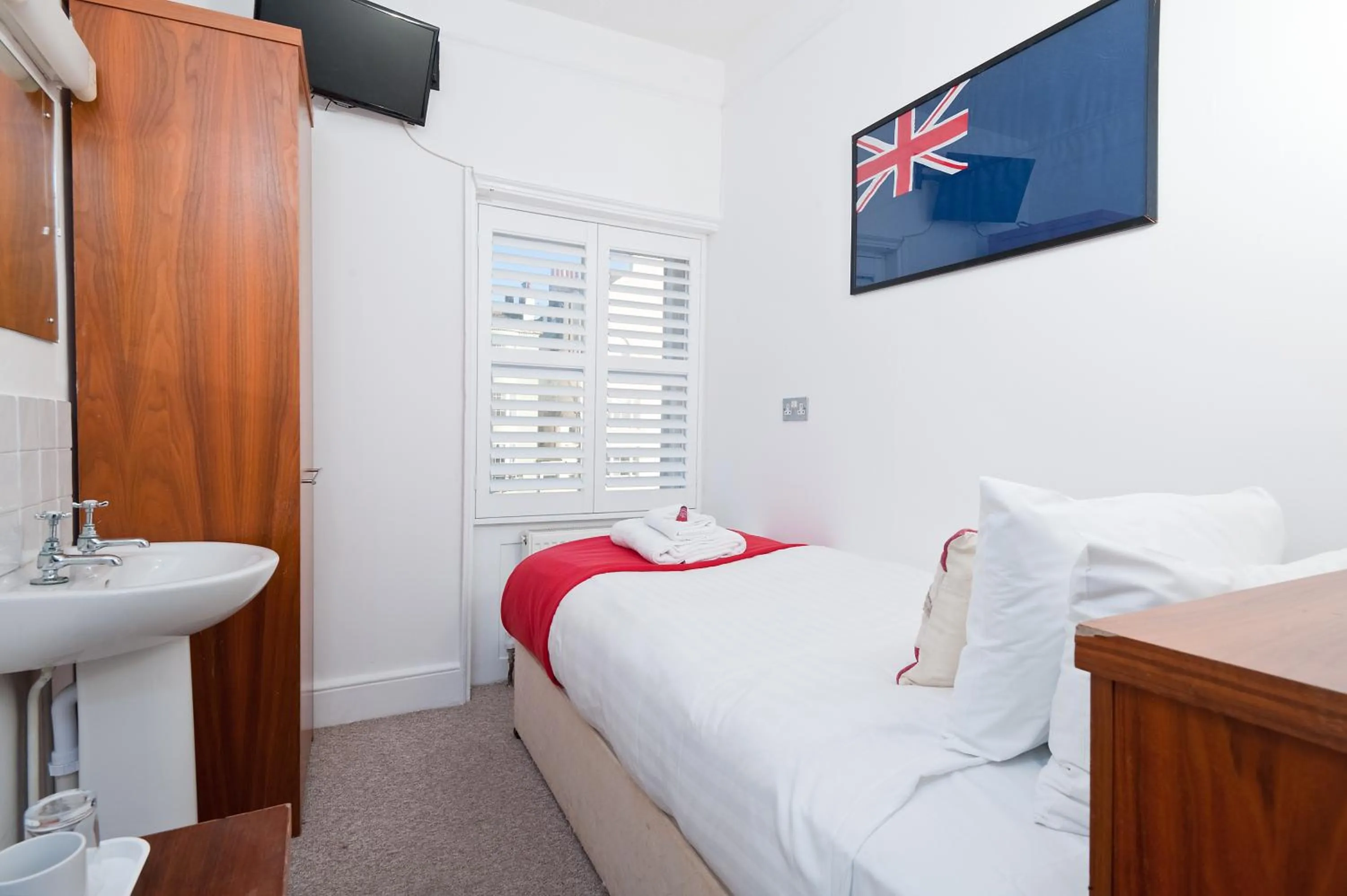 Bedroom, Bed in Hamptons Brighton