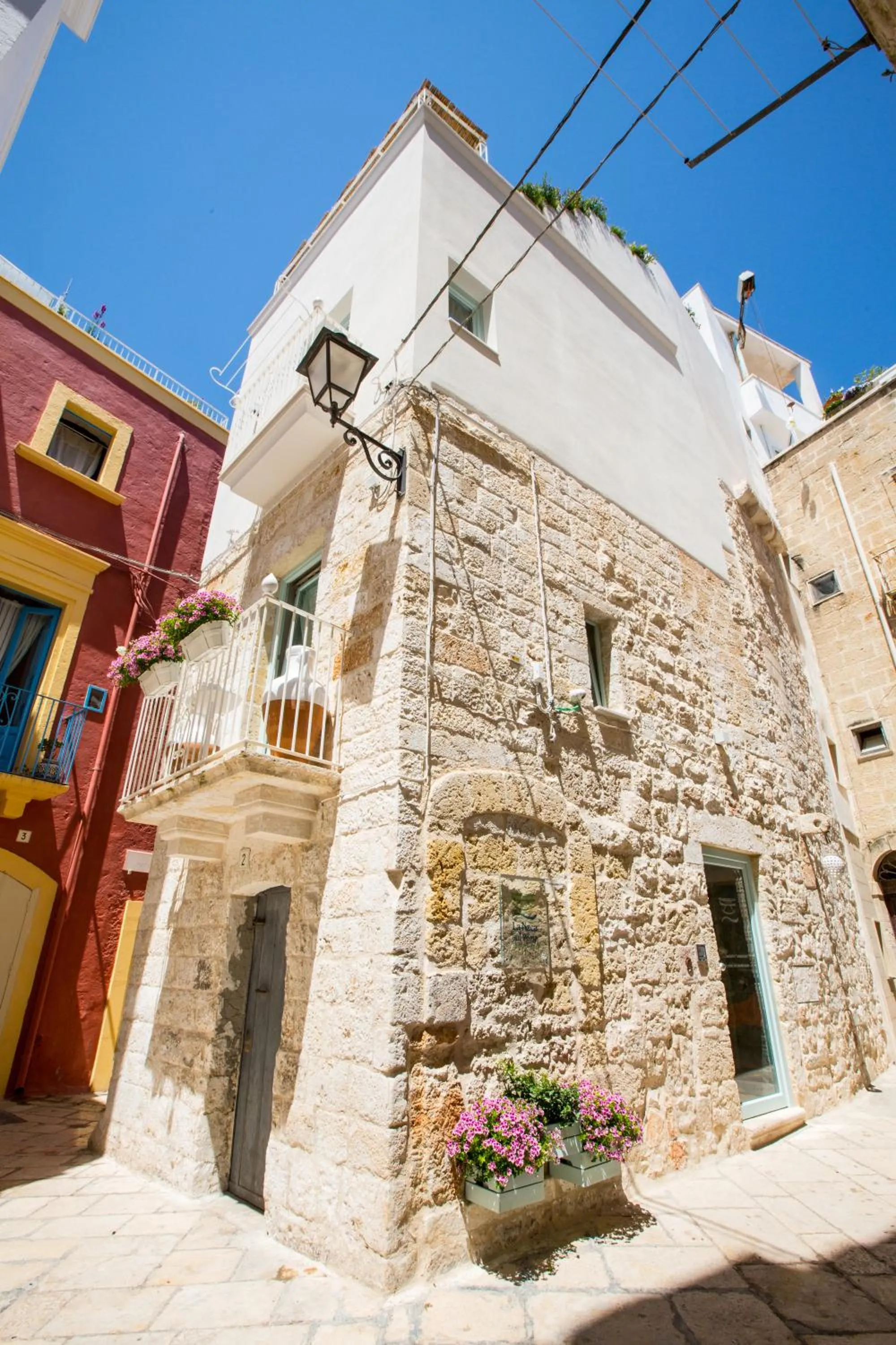 Facade/entrance in Trame - La Naca sul Porto