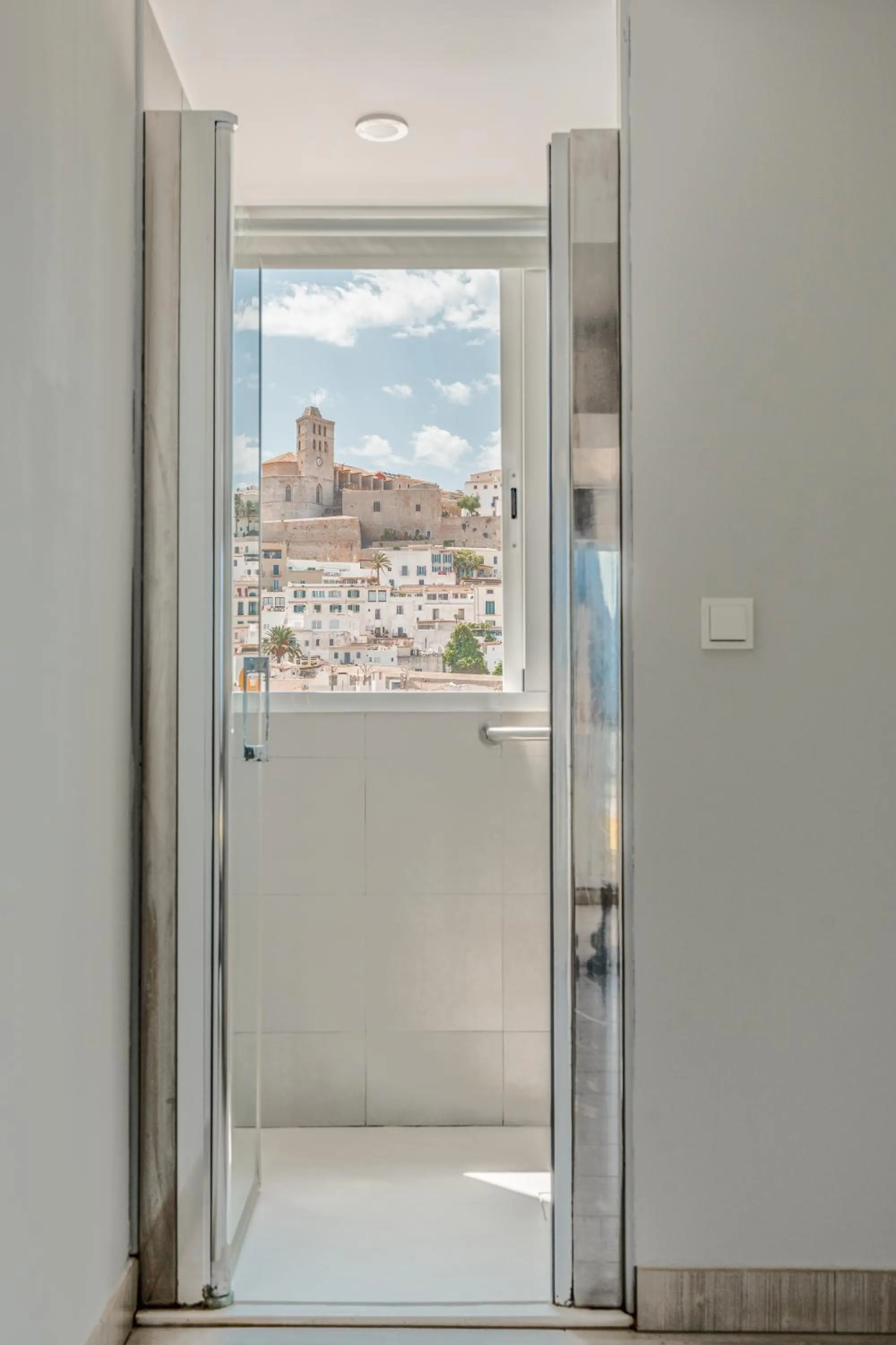 Shower in Ryans La Marina