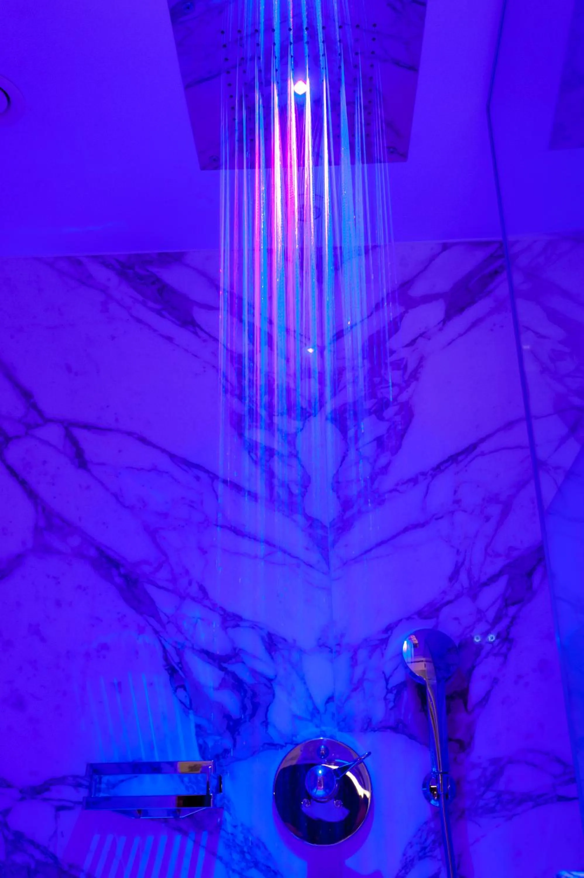 Shower in Samaria Hotel