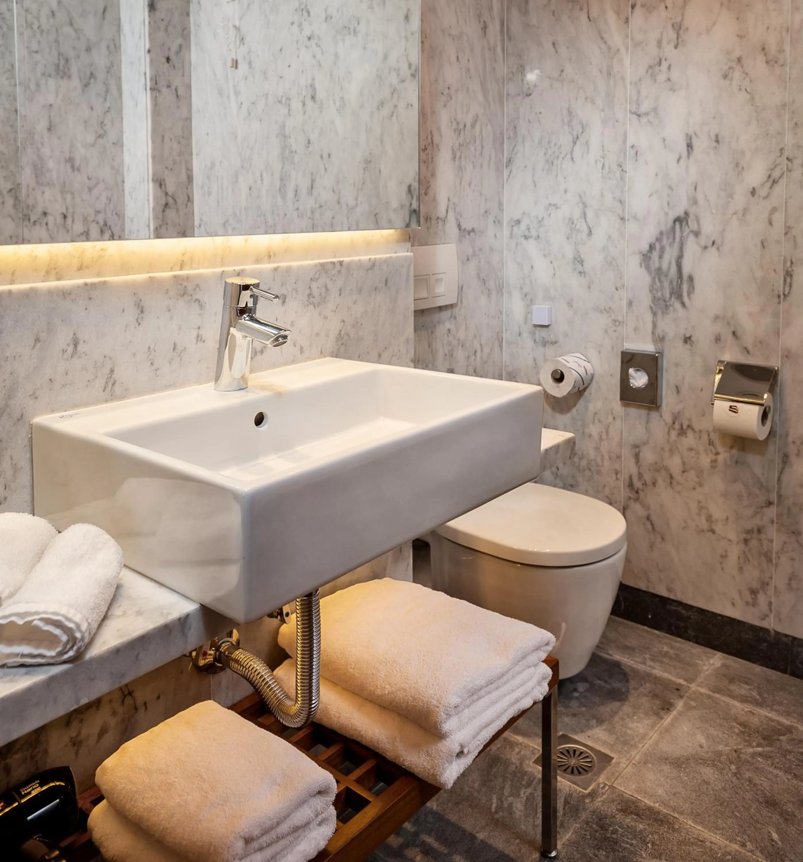 Bathroom in Samaria Hotel