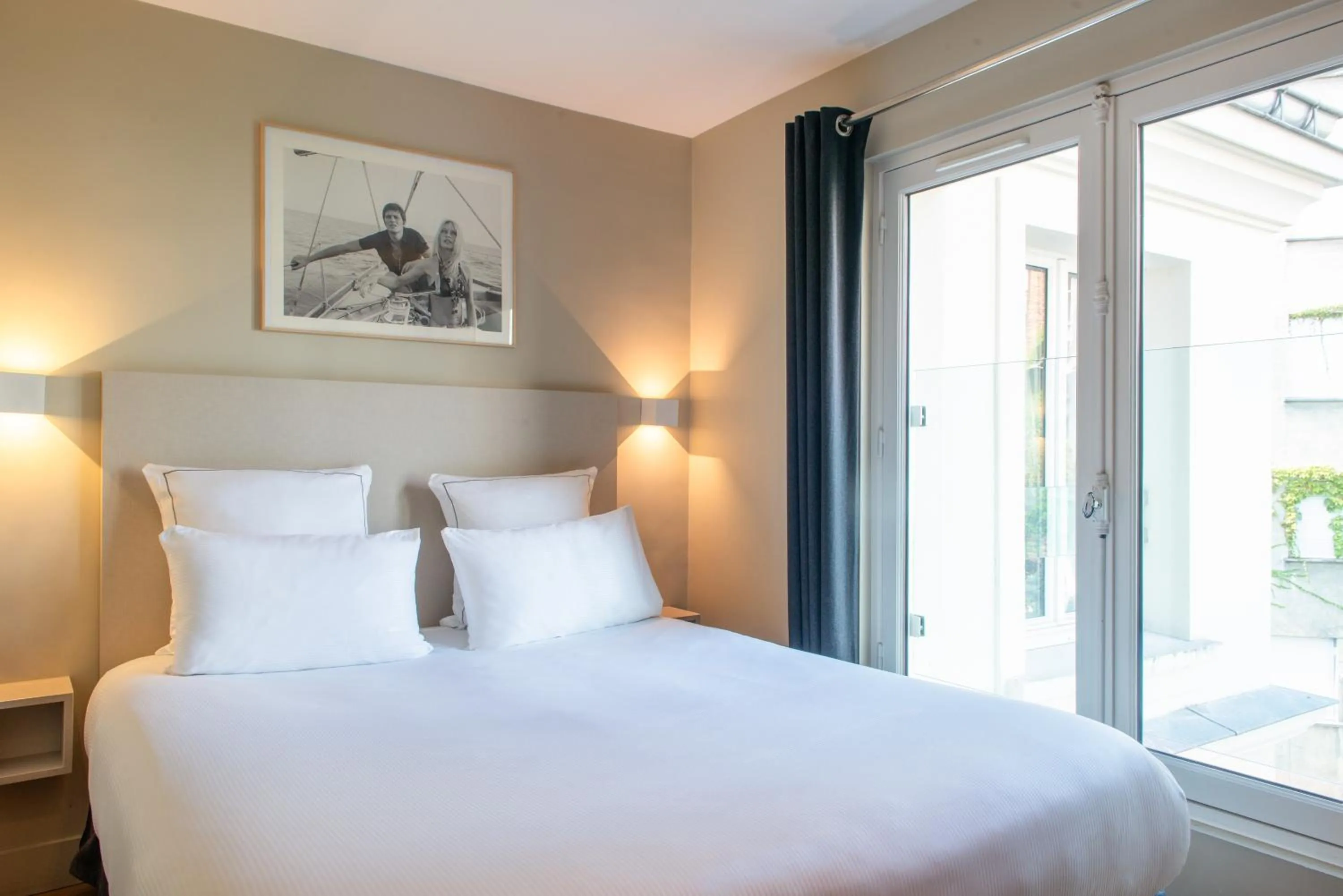 Bedroom, Bed in Hôtel Helzear Etoile