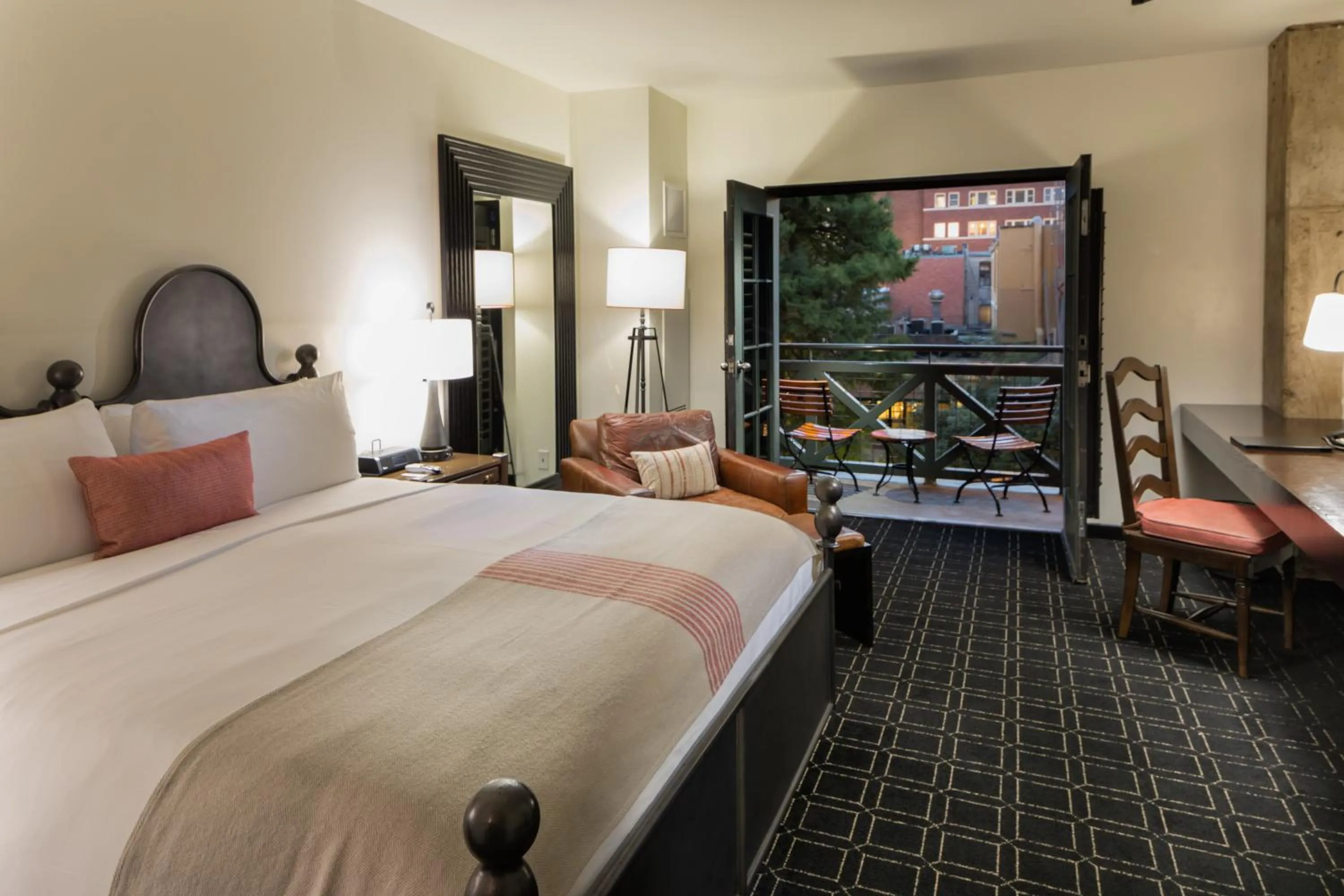 Bed in Hotel Valencia Riverwalk