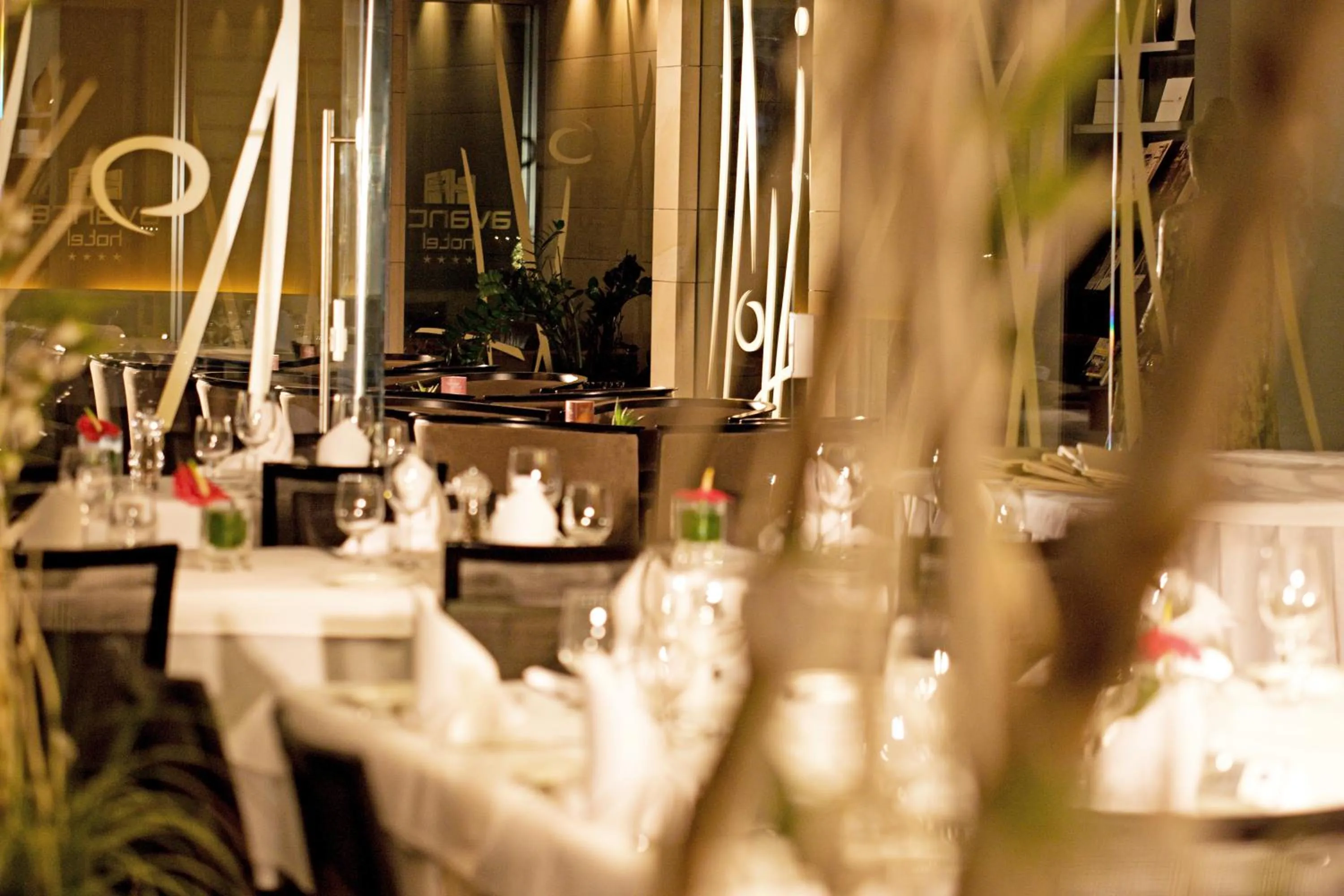 Restaurant/places to eat in Hotel Avance