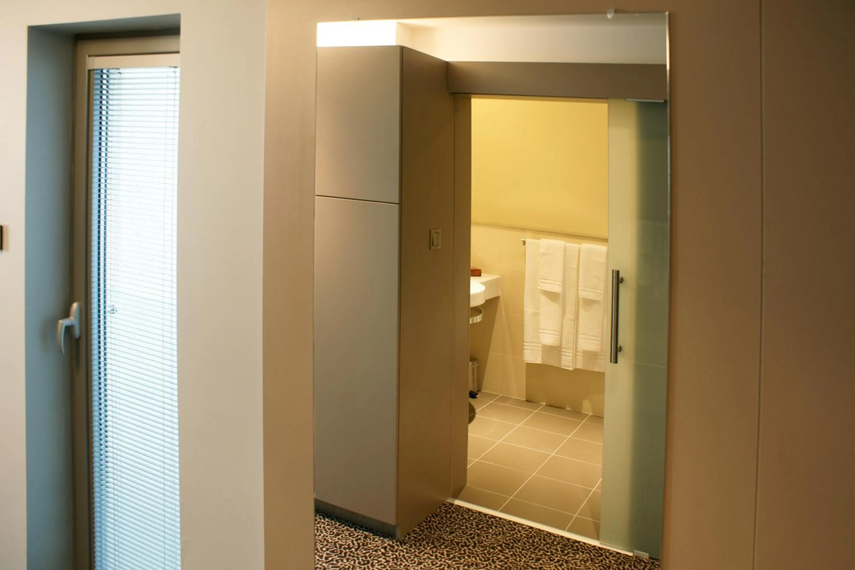 Bathroom, Bed in Hotel Avance