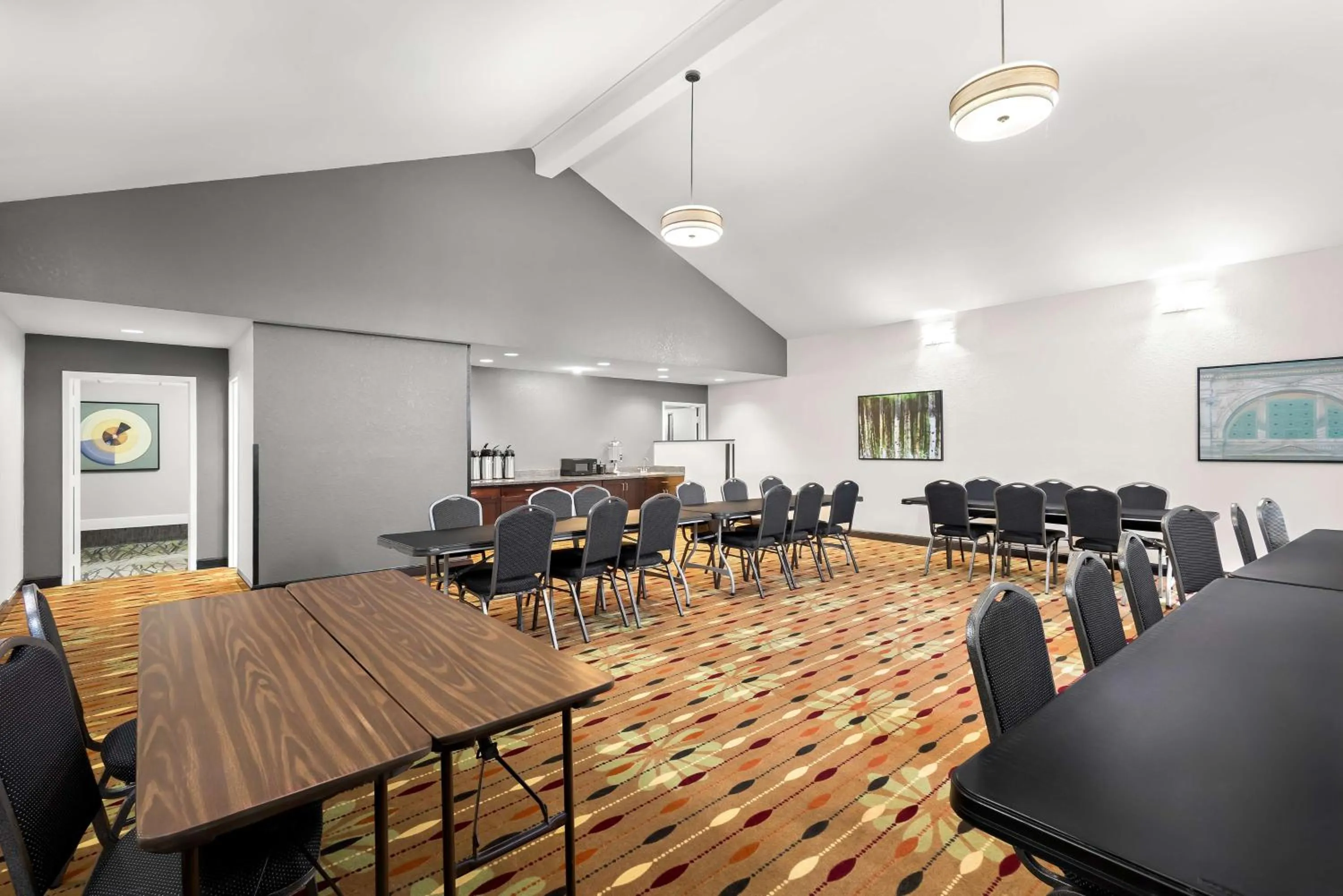 Meeting/conference room in Best Western Luxbury Inn Fort Wayne