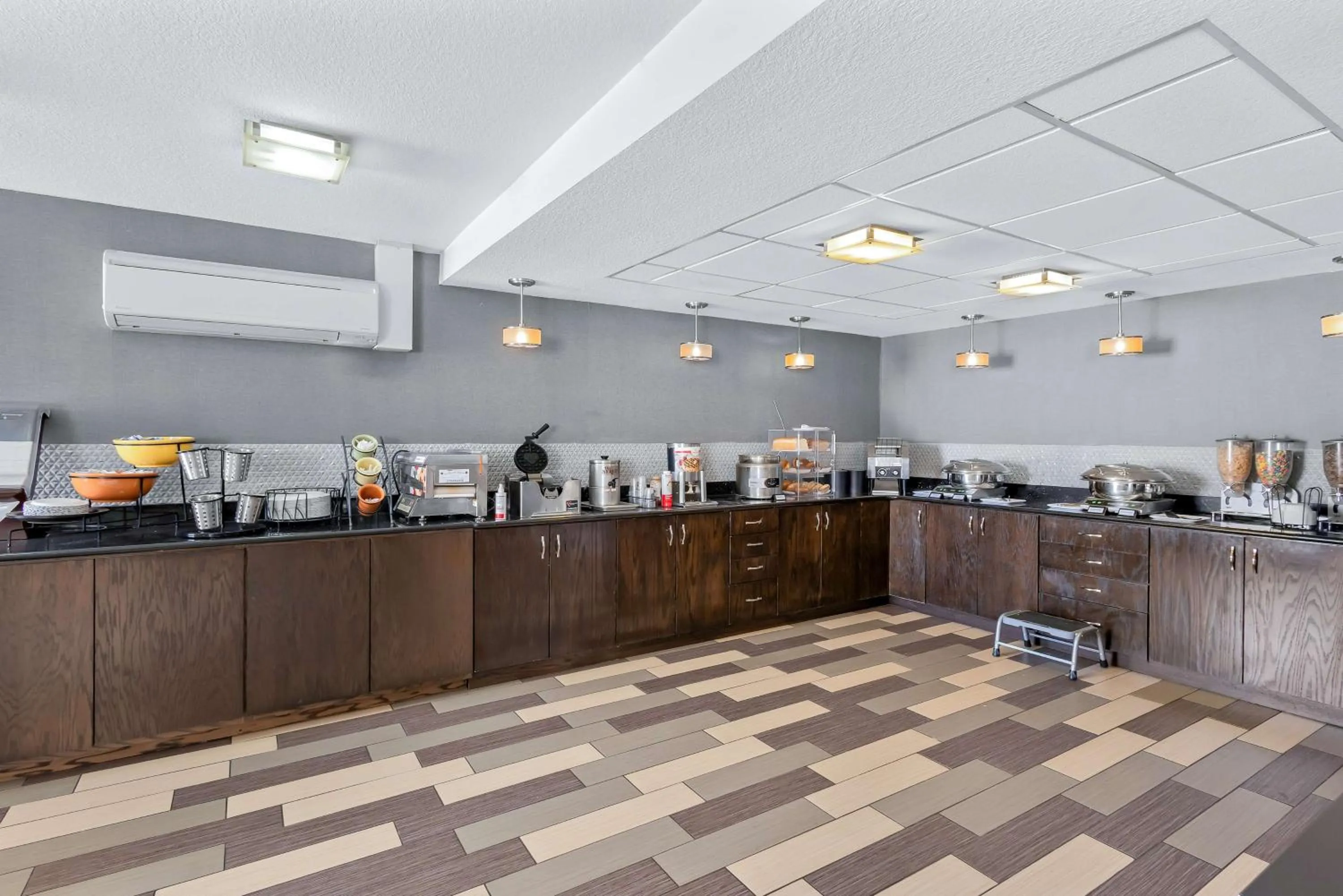 Breakfast in Best Western Luxbury Inn Fort Wayne