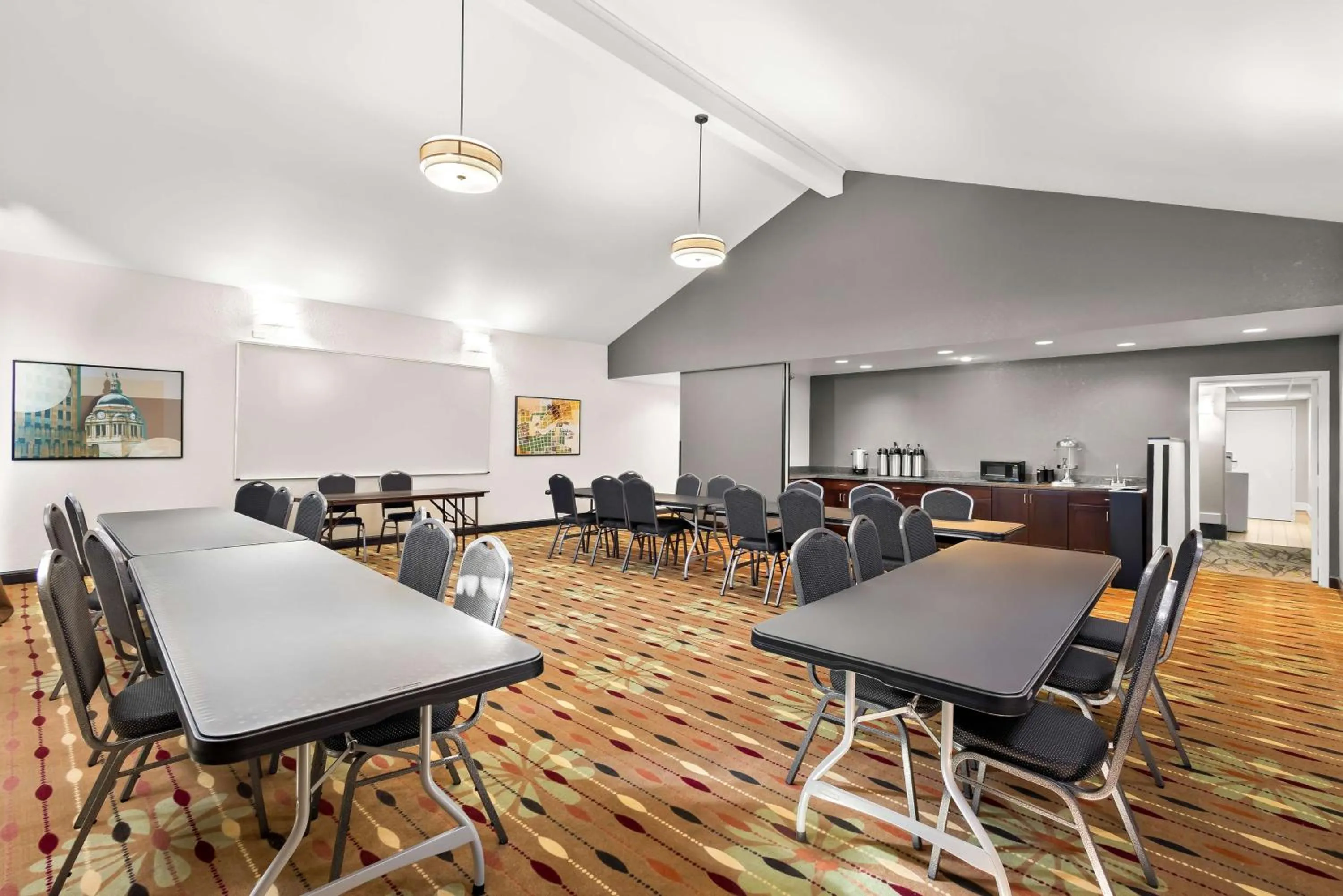 Meeting/conference room in Best Western Luxbury Inn Fort Wayne