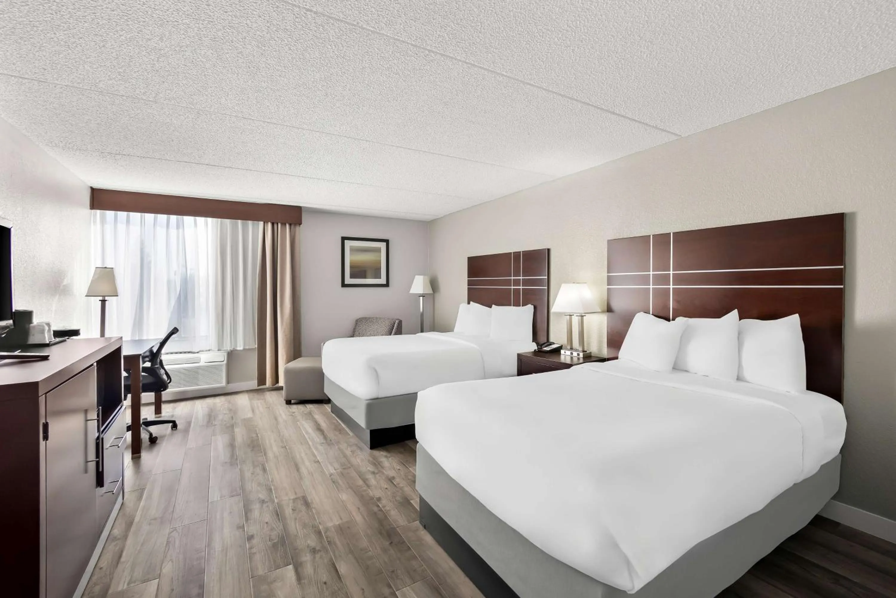 Bedroom, Bed in Best Western Luxbury Inn Fort Wayne