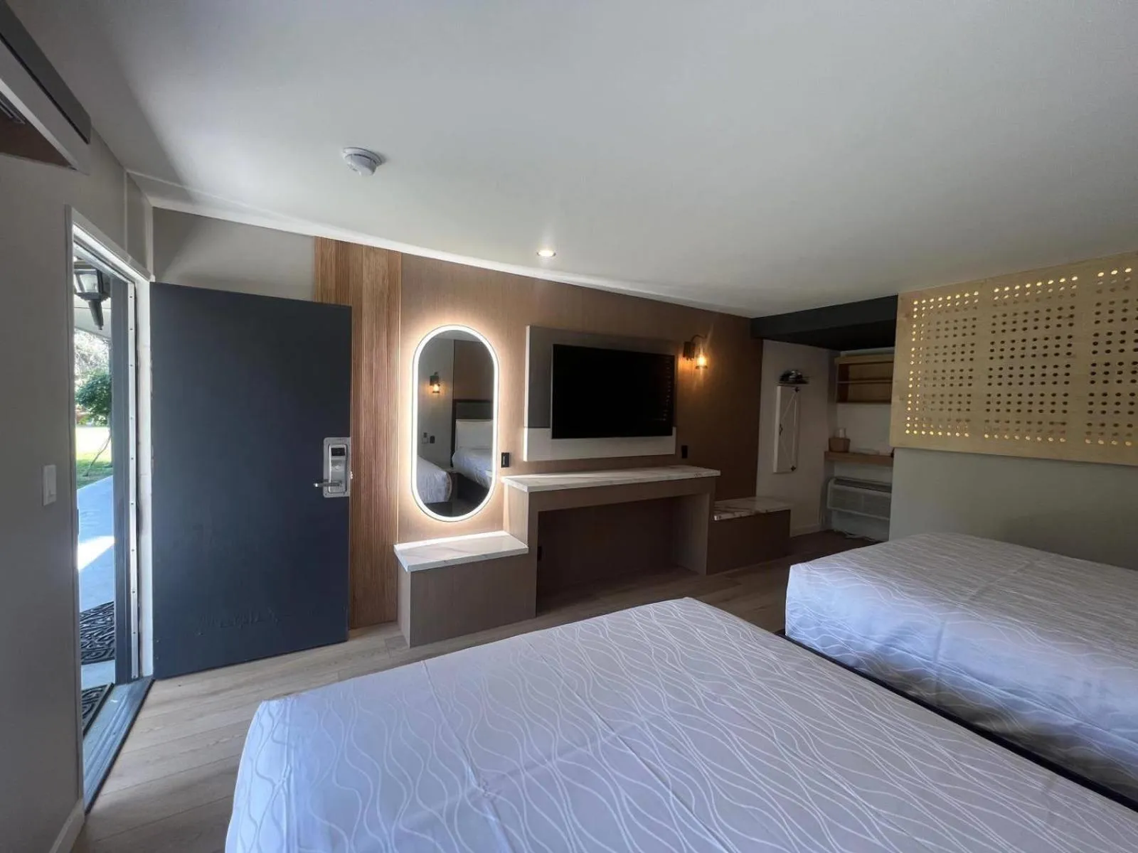 Bedroom, Bed in Lamp Liter Inn Visalia, an Ascend Collection Hotel