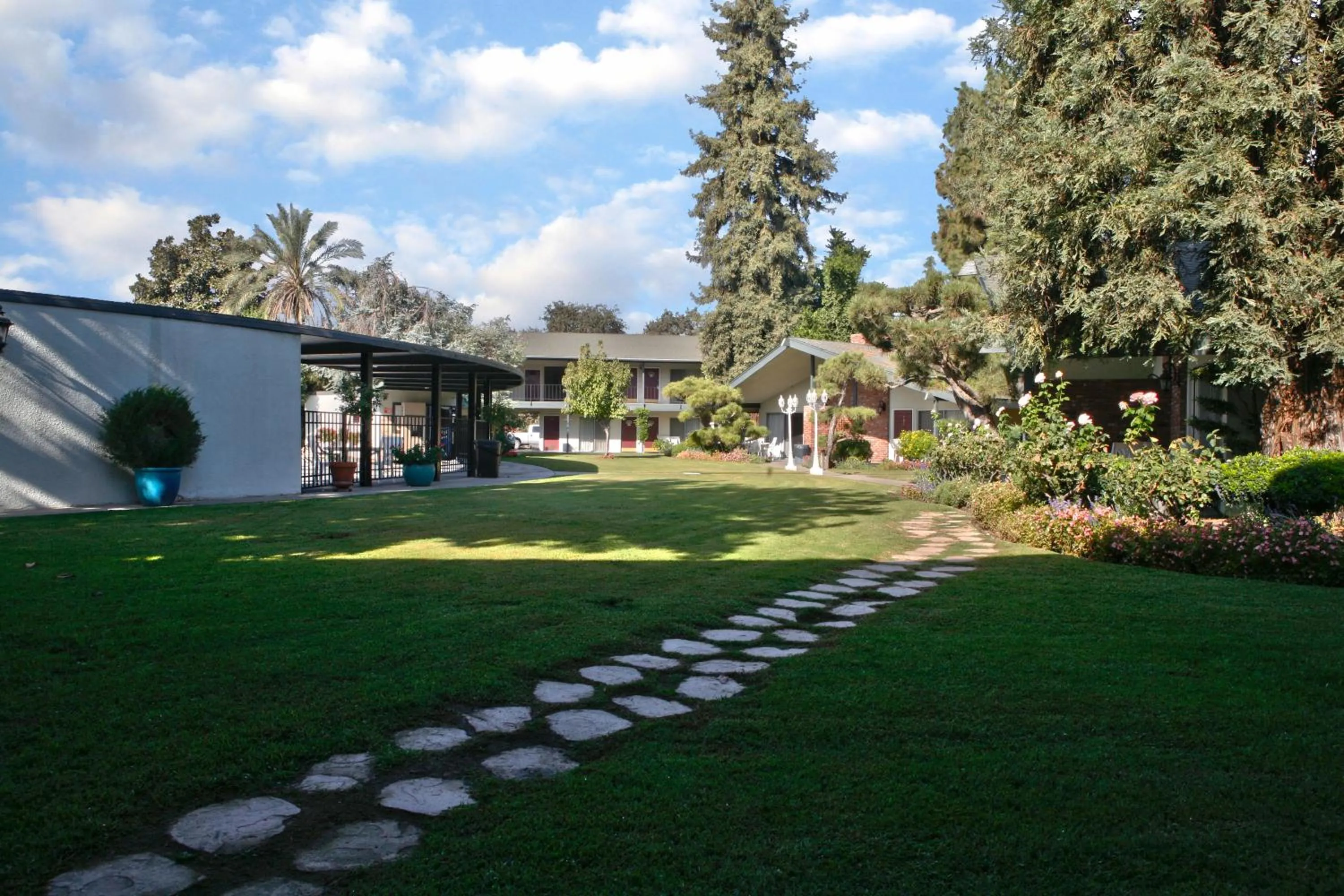 Garden in Lamp Liter Inn Visalia, an Ascend Collection Hotel