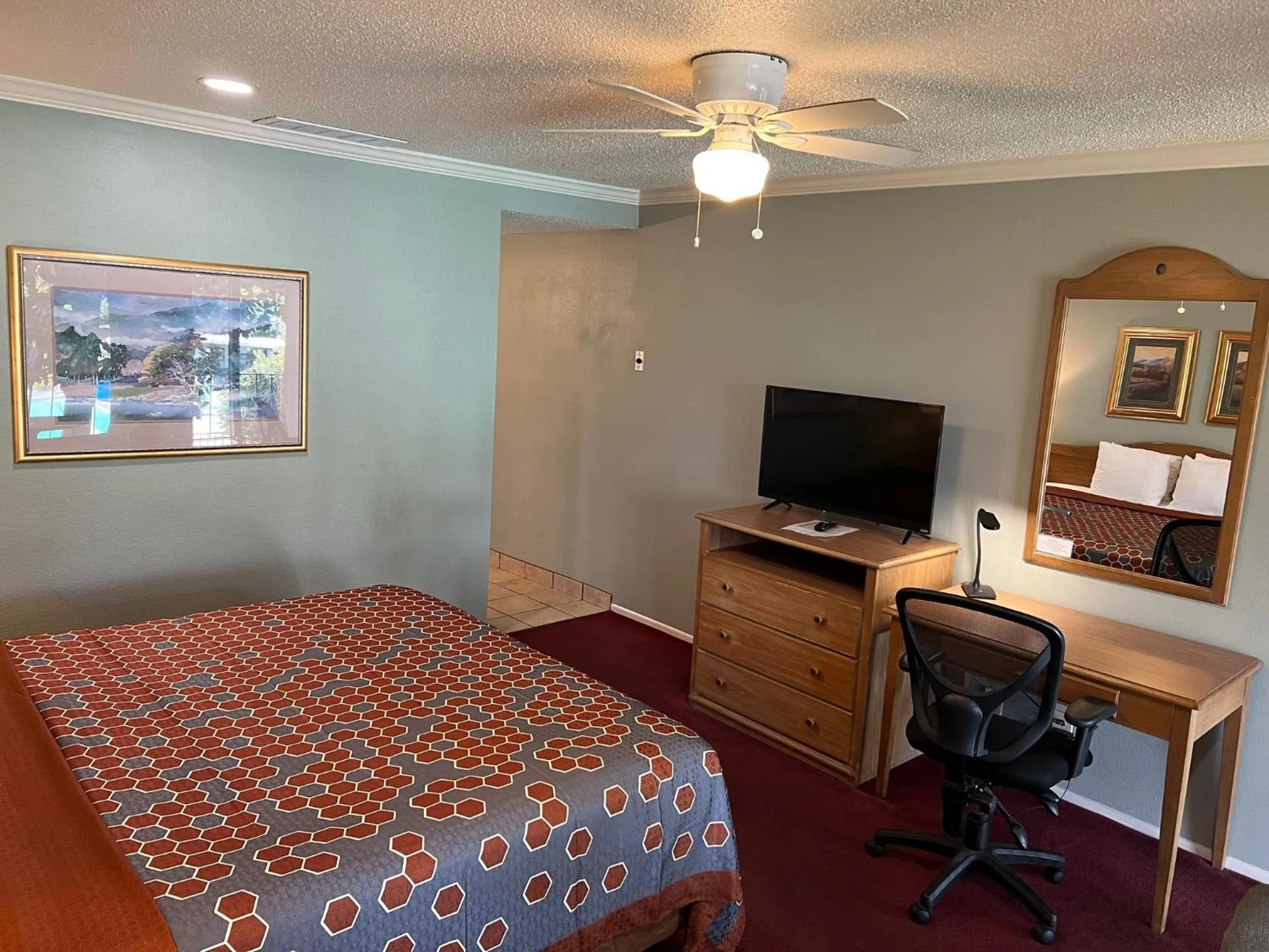 hair dresser, Bed in Lamp Liter Inn Visalia, an Ascend Collection Hotel