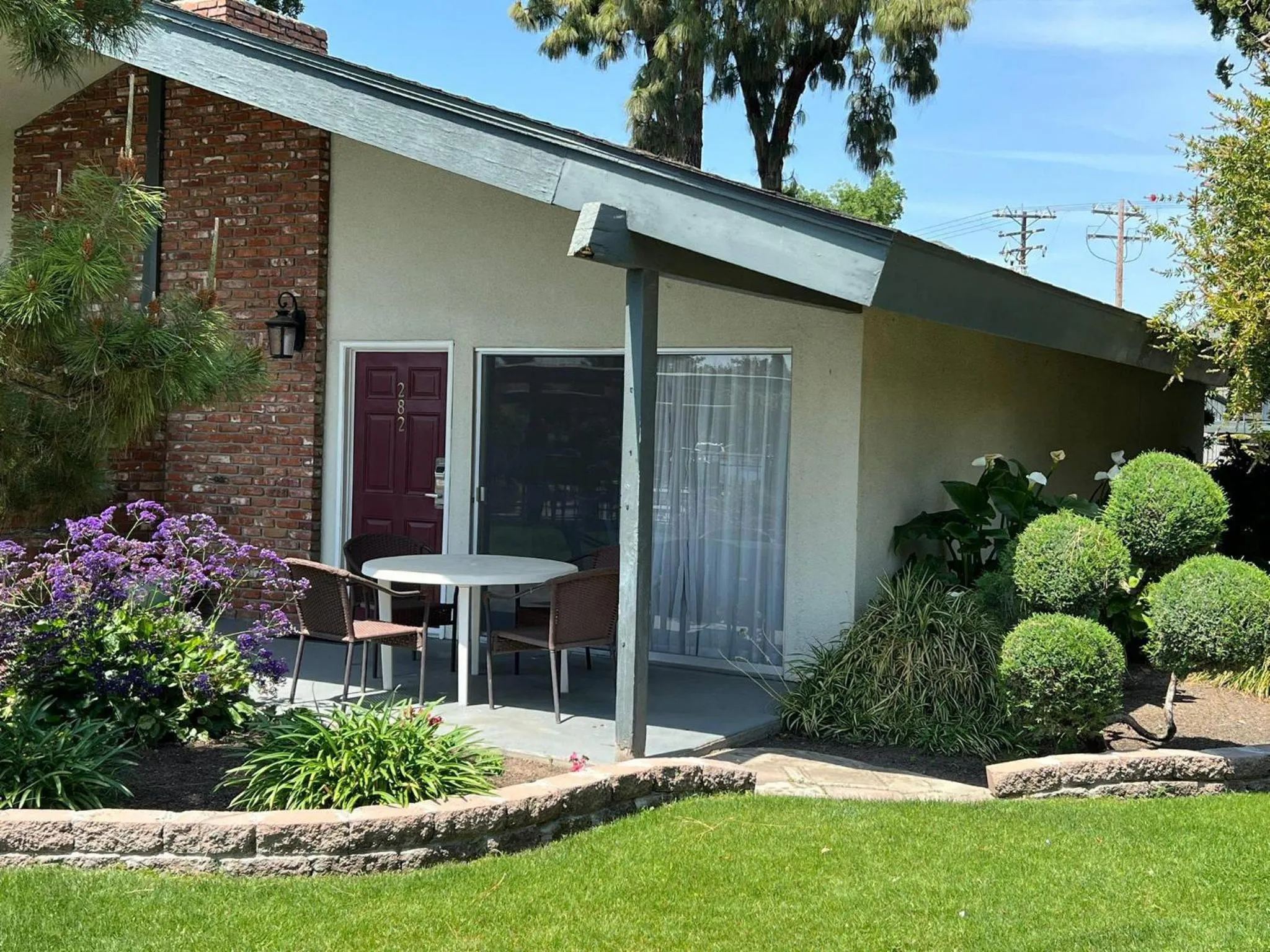 Bedroom in Lamp Liter Inn Visalia, an Ascend Collection Hotel