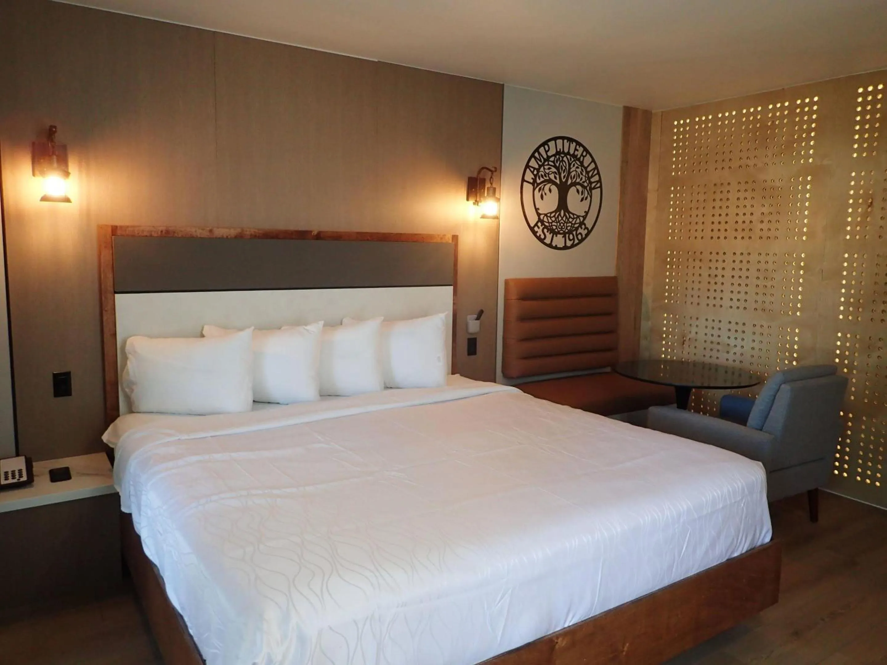 Bedroom, Bed in Lamp Liter Inn Visalia, an Ascend Collection Hotel