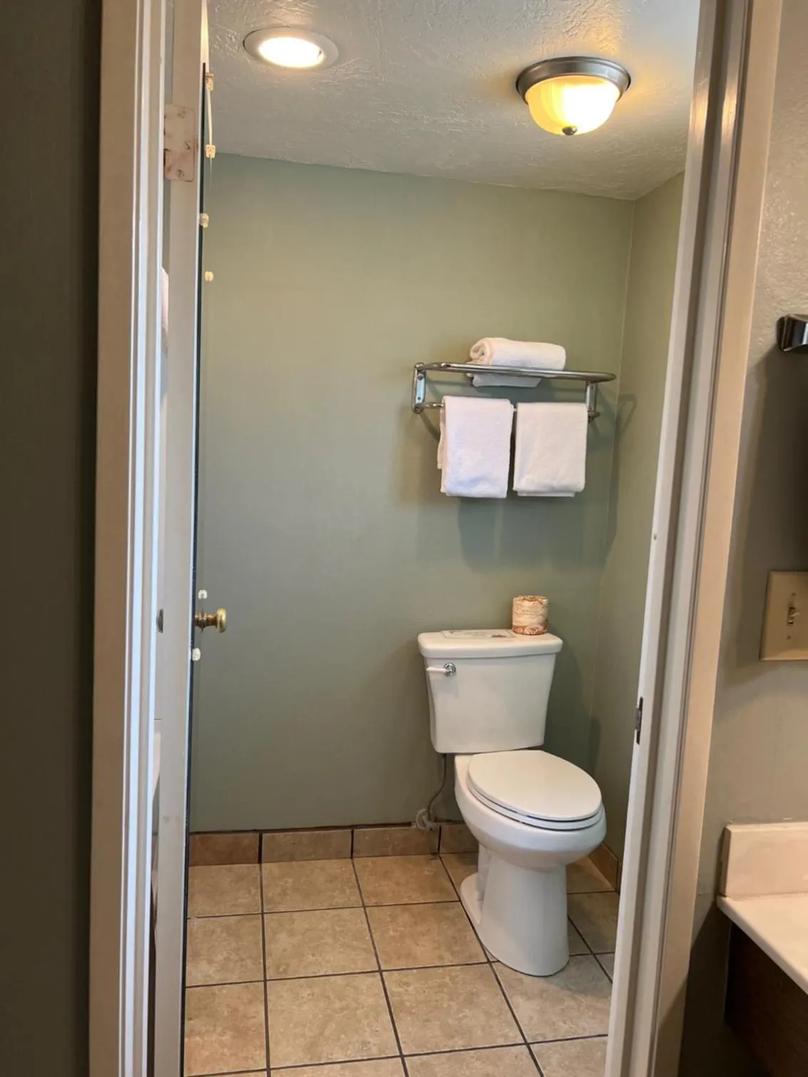 Toilet in Lamp Liter Inn Visalia, an Ascend Collection Hotel