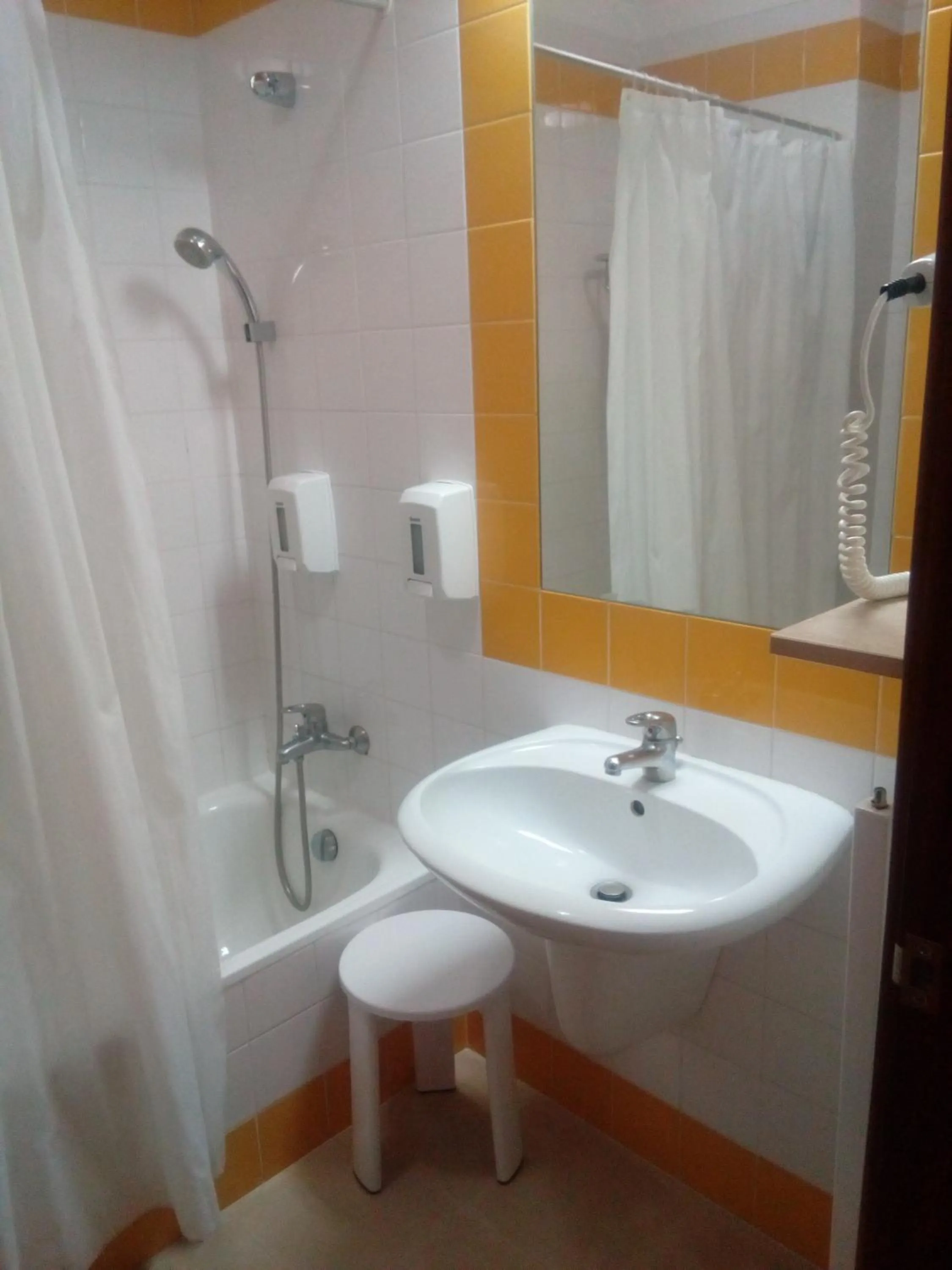 Shower in Hotel Irmãs Dominicanas - Fátima by Flagworld Hotels