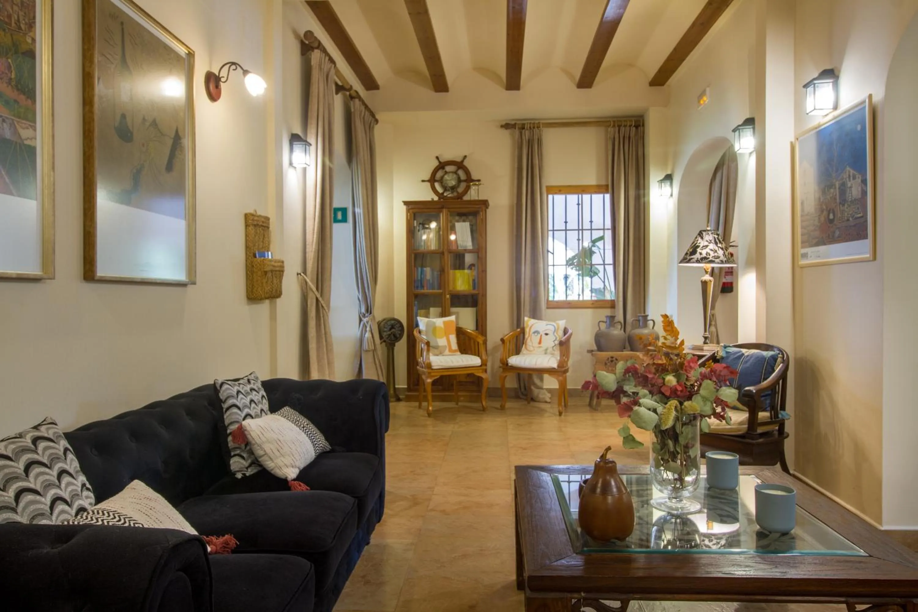 Communal lounge/ TV room in Hotel Tossal d'Altea