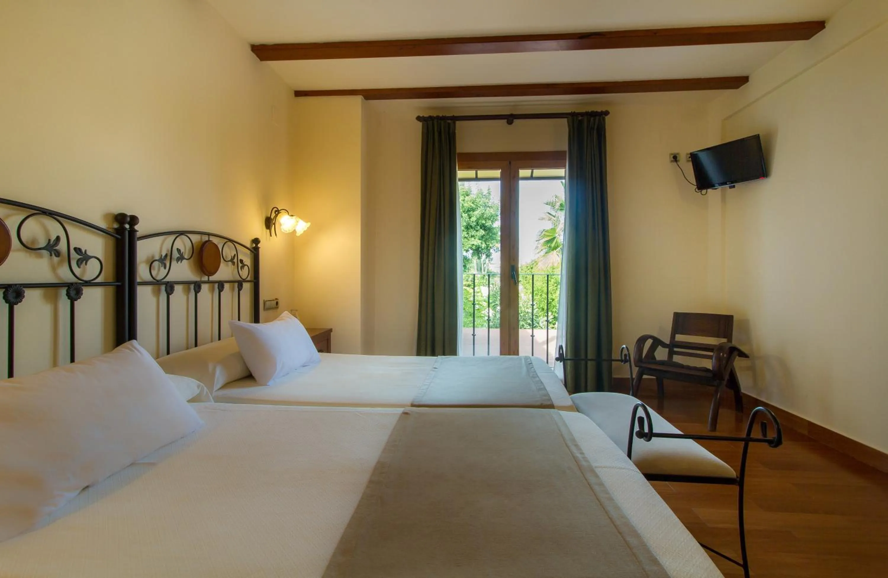 Balcony/Terrace, Bed in Hotel Tossal d'Altea