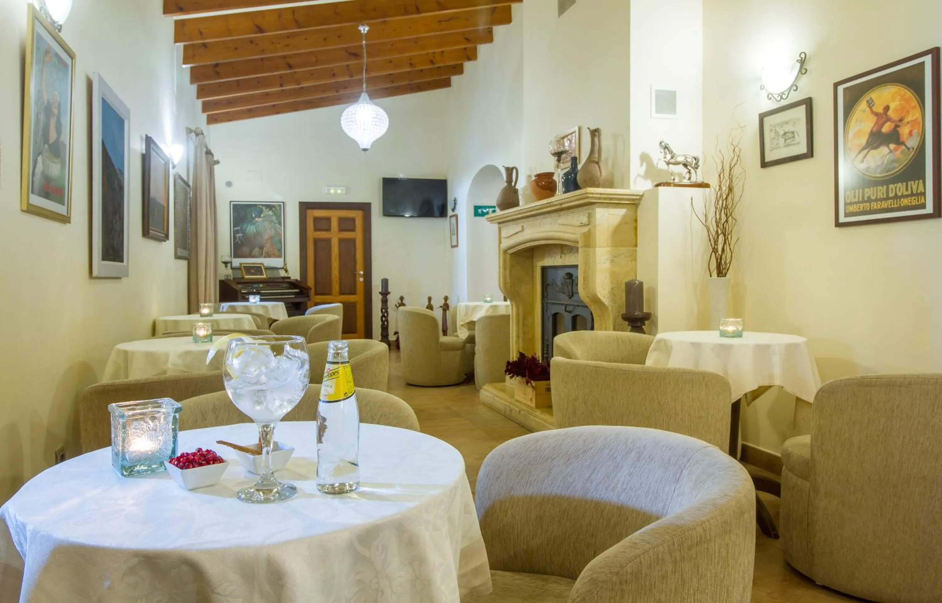 Communal lounge/ TV room in Hotel Tossal d'Altea